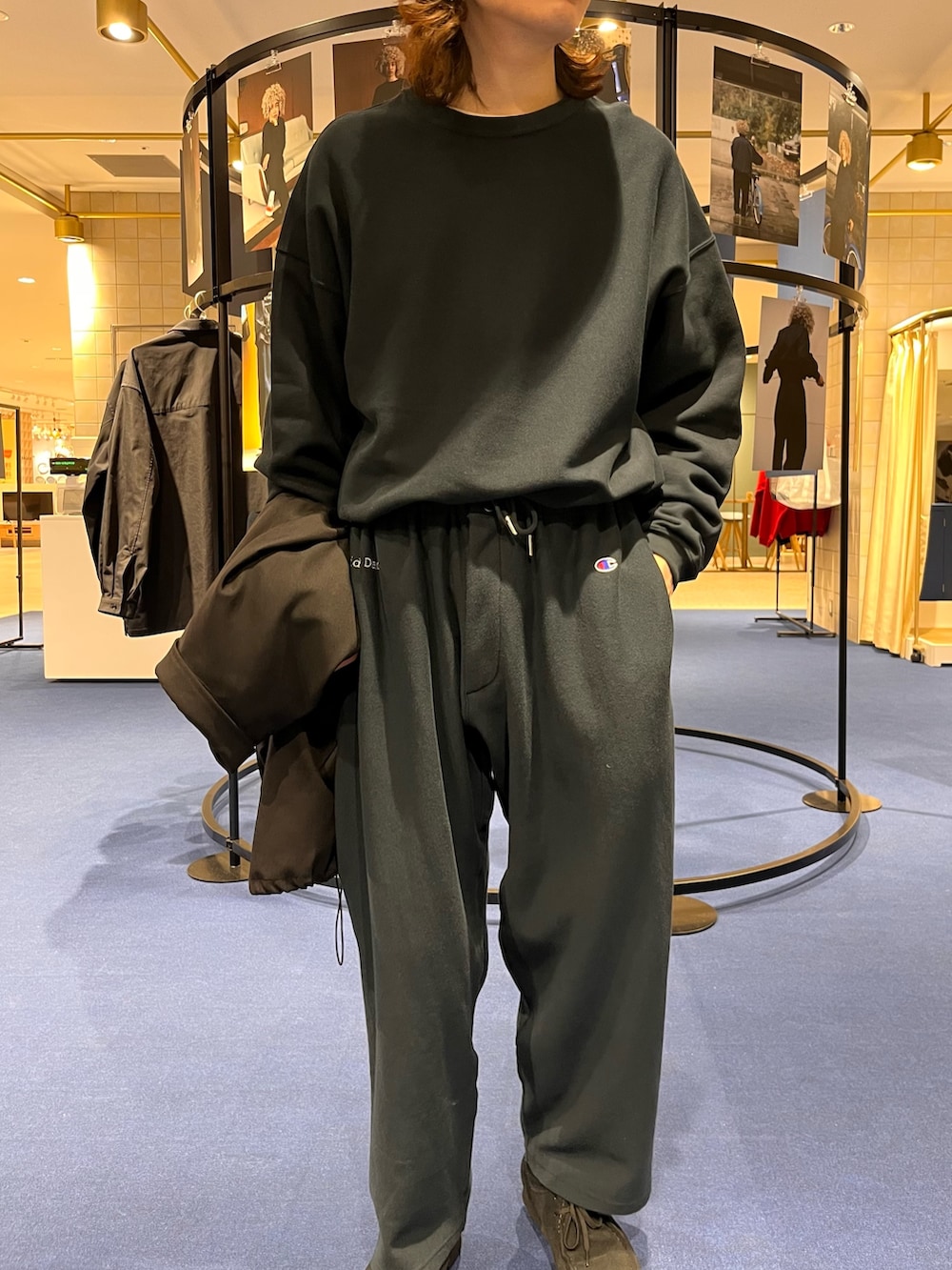 ブルー系のスウェット、ブルー系のその他パンツを着用したメンズの冬コーディネートの4枚目の写真