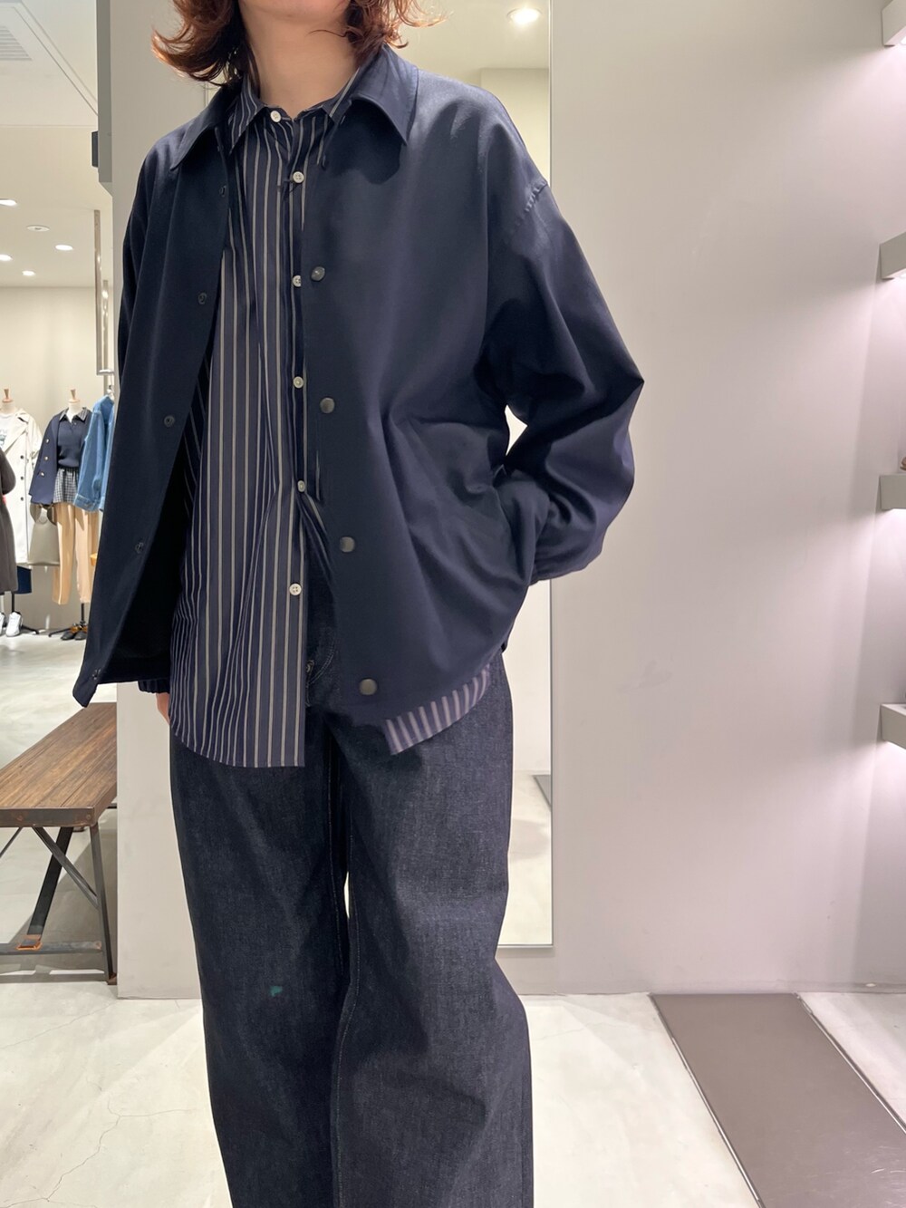 ブルー系のデニムパンツ、ブルー系のシャツ/ブラウス、ブラック系のスニーカーを着用したメンズの春コーディネートの4枚目の写真