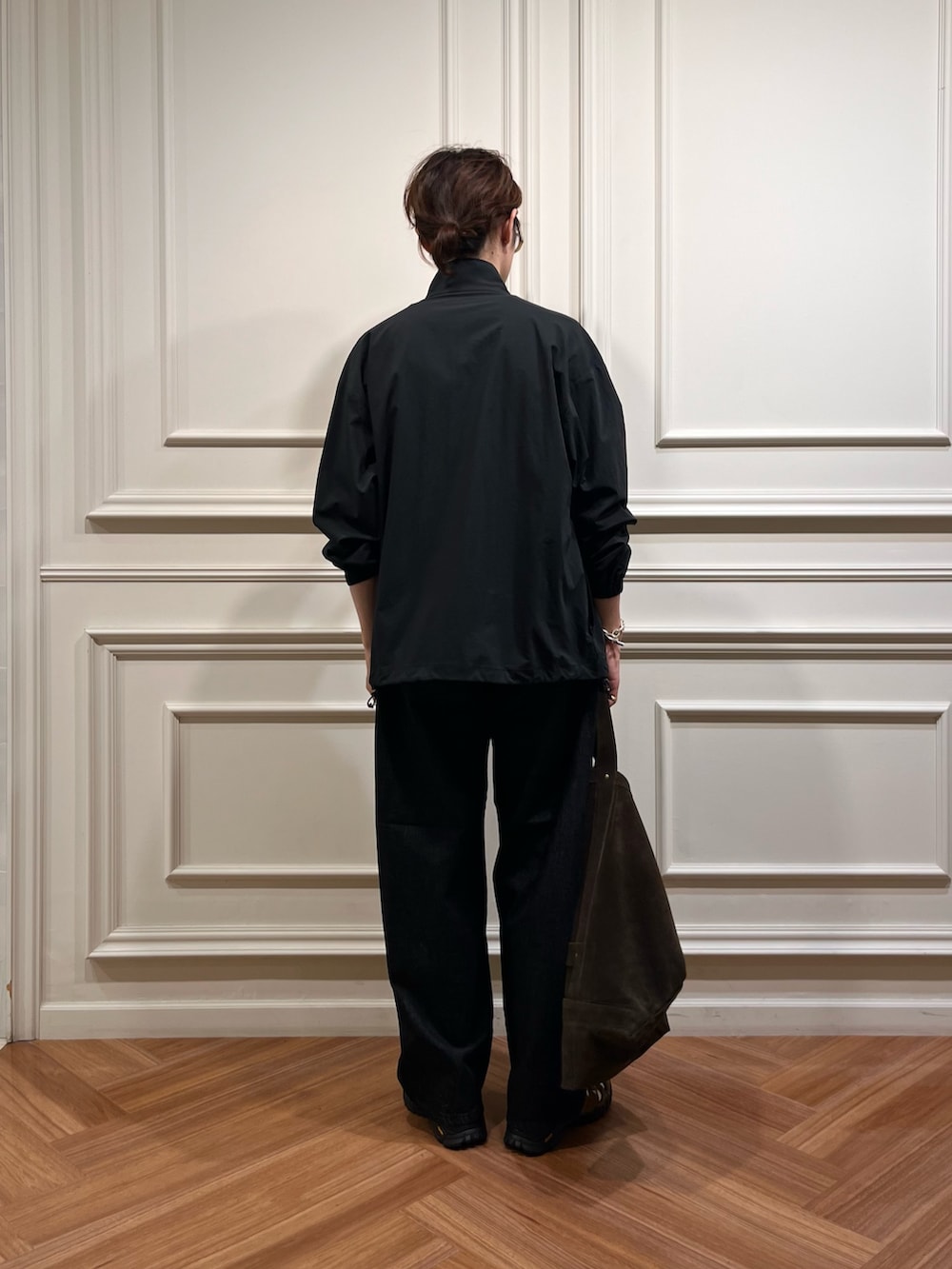 「秋服準備はじめました、デニム、小物で作る初秋コーデ、シンプルスタイル、ootd、おしゃれさんと繋がりたい、休日スタイル、salomon、newarrival、ここでしか手に入らない別注アイテム、オリジナルアイテム、URBAN RESEARCH、やや暑い(25度前後)、私の推しブランド、デニムパンツ」｜「URBAN RESEARCHのNYLON DRY STRETCH JACKET（ナイロンジャケット、ブラック系）」を使った、tkoさん（メンズ・174cm）の夏コーディネートの3枚目の写真