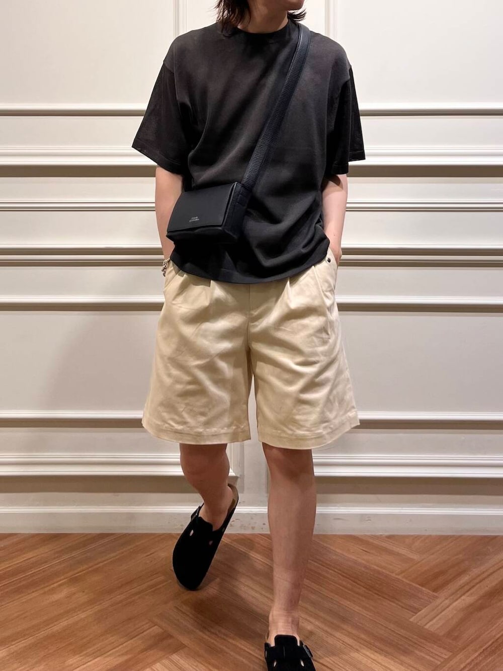 ブラック系のサンダル、グレー系のニット/セーター、ホワイト系のその他パンツを着用したメンズの夏コーディネートの4枚目の写真