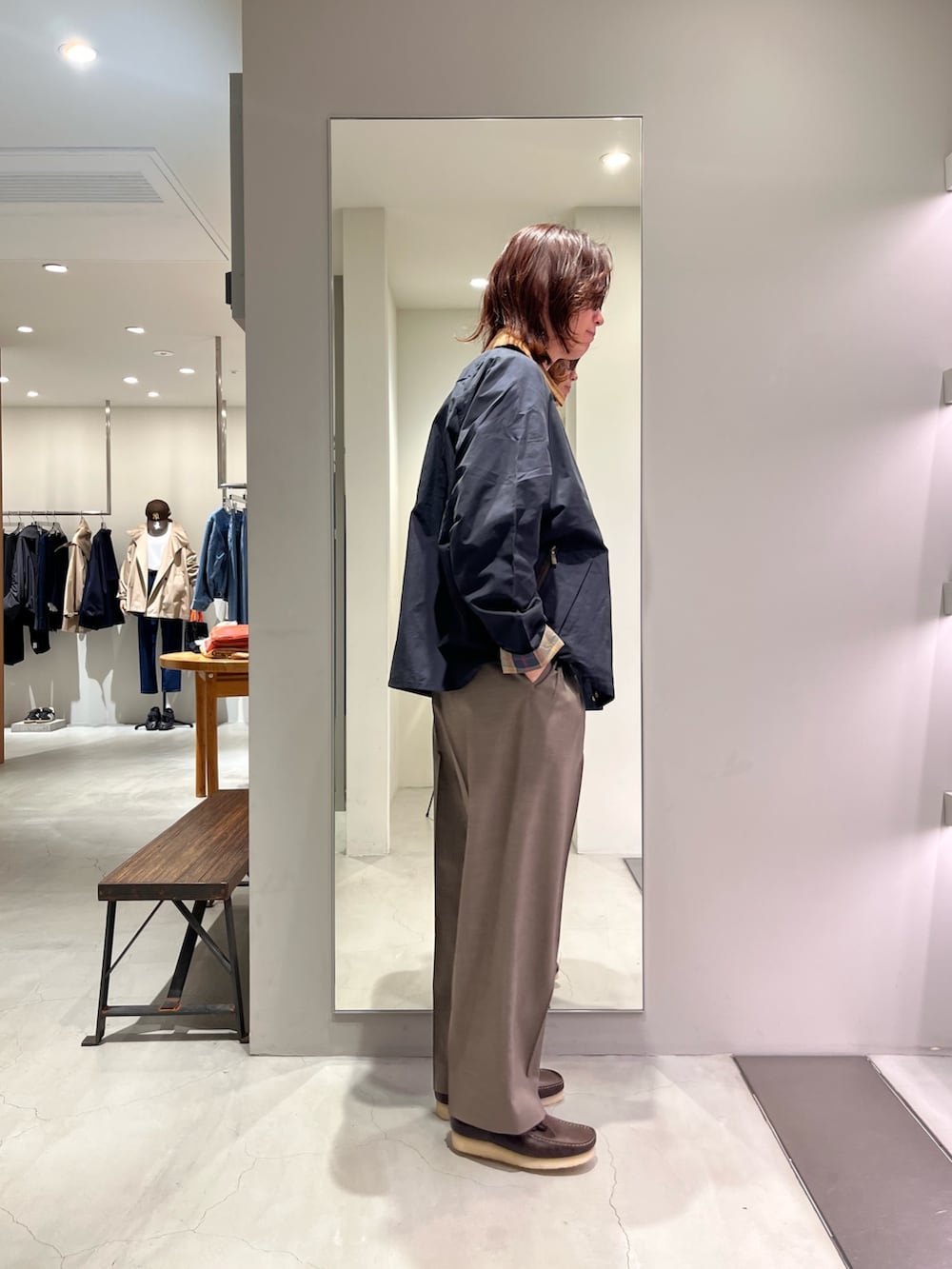 ブルー系のその他アウターを着用したメンズの冬コーディネートの2枚目の写真