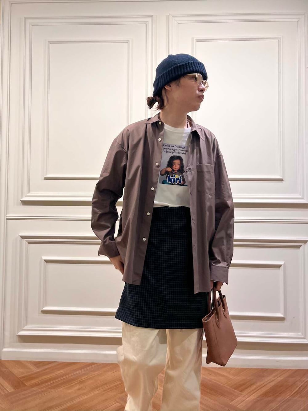 ブラウン系のシャツ/ブラウス、ホワイト系のTシャツ/カットソー、ベージュ系のドレスシューズを着用したメンズの春コーディネートの5枚目の写真