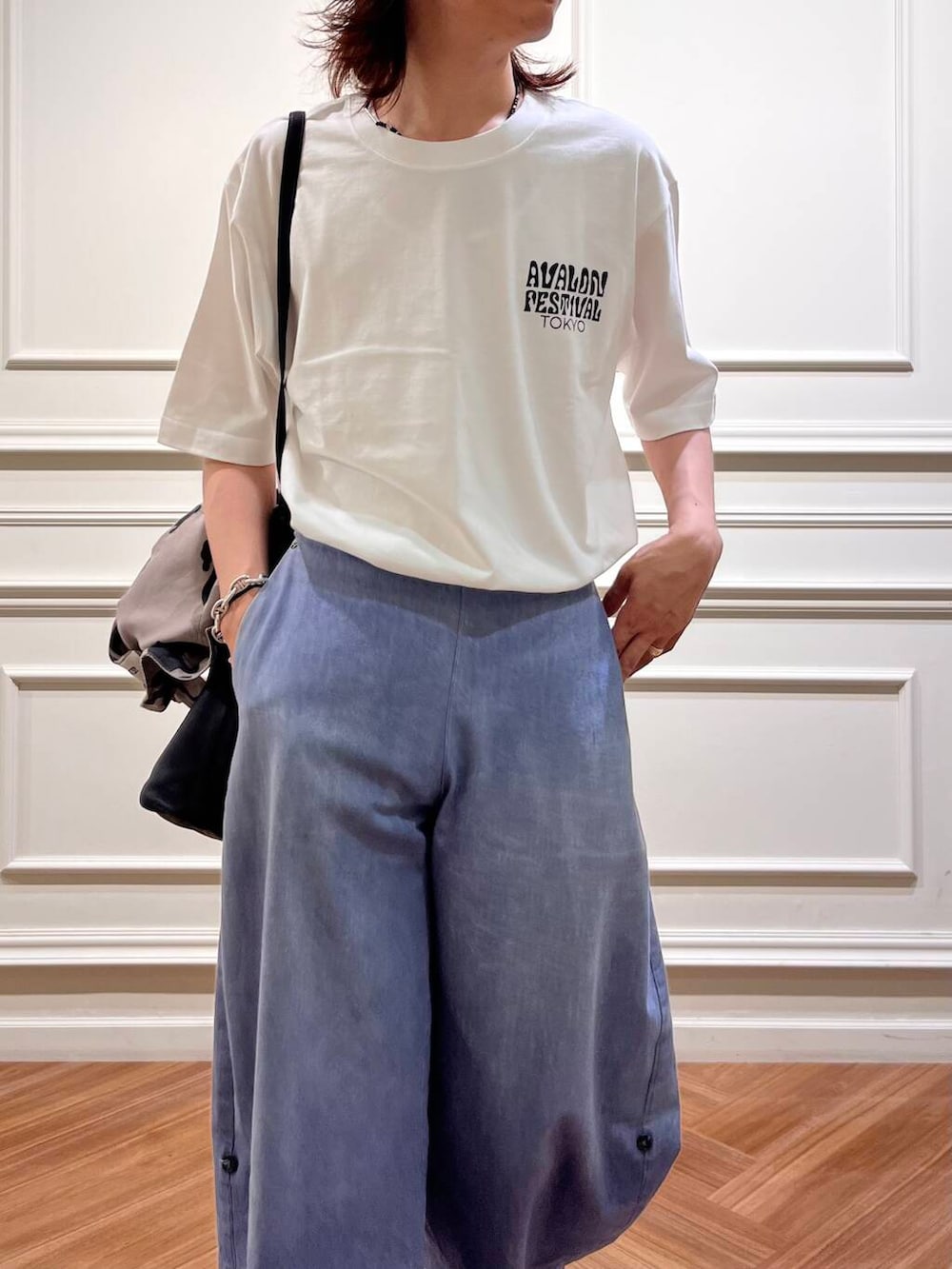 「カジュアル、モノトーン、ワントーン、柄シャツ、shirts、3WAY、URTECH、柄物、カジュアルスタイル、print、古着mix、tote、back、t-shirts、medium」｜「URBAN RESEARCHのAVALONFES BACK PRINT T-SHIRTS（Tシャツ/カットソー、ホワイト系）」を使った、tkoさん（メンズ・174cm）の夏コーディネートの5枚目の写真
