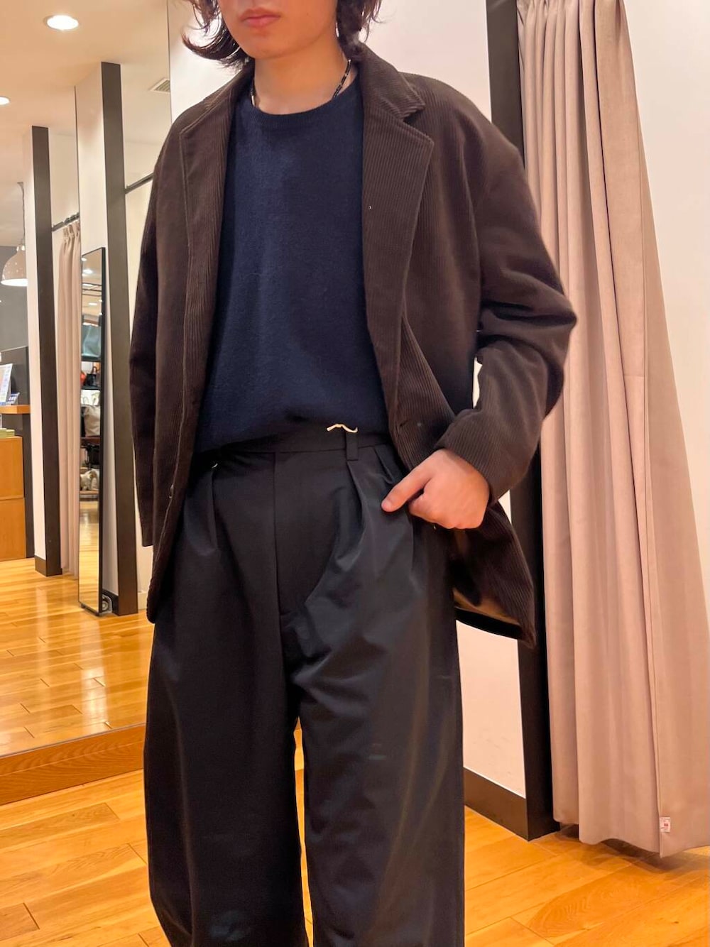 ホワイト系のスニーカー、ブラウン系のセットアップ、ブラック系のその他パンツを着用したメンズの秋コーディネートの4枚目の写真