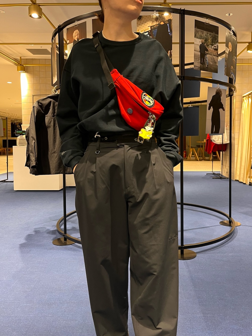 ブルー系のスウェット、ブラック系のスニーカーを着用したメンズの冬コーディネートの5枚目の写真