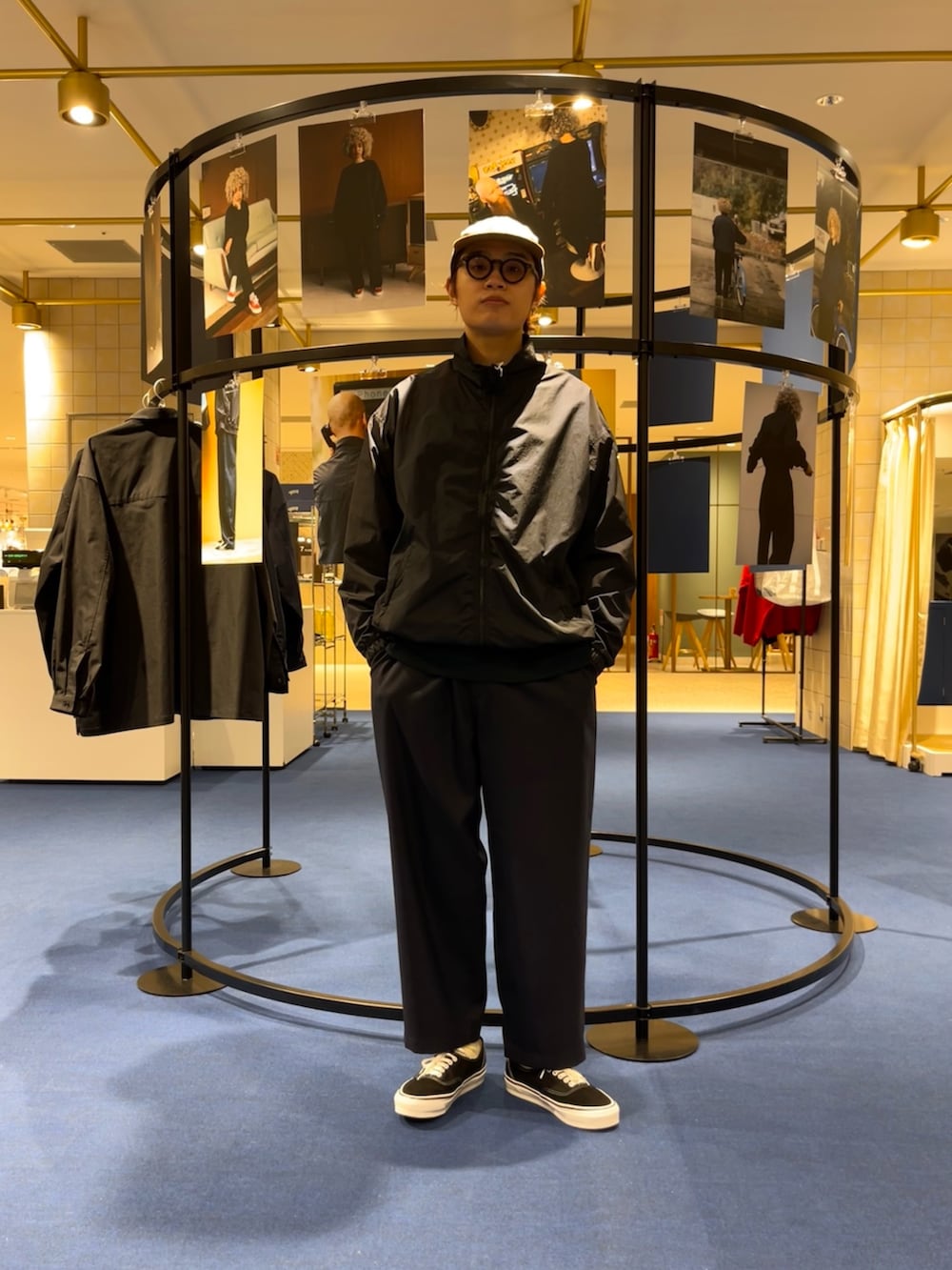 ブルー系のスウェット、ブラック系のスニーカー、ブルー系のその他パンツを着用したメンズの冬コーディネートの2枚目の写真