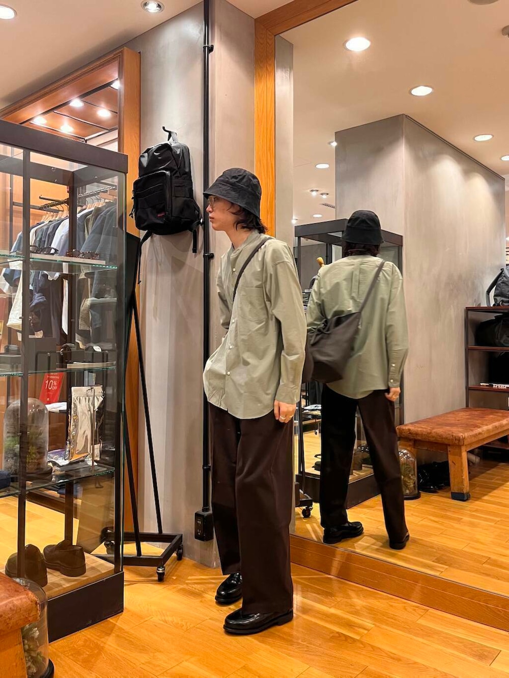 グリーン系のシャツ/ブラウス、ブラウン系のその他パンツ、ブラウン系のトートバッグを着用したメンズの夏コーディネートの4枚目の写真