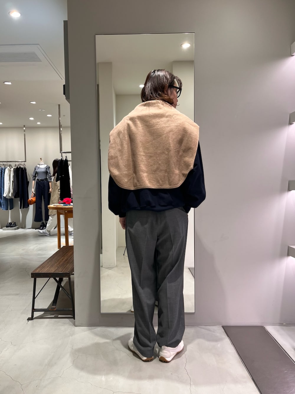 グレー系のその他パンツ、ベージュ系のTシャツ/カットソーを着用したメンズの春コーディネートの2枚目の写真