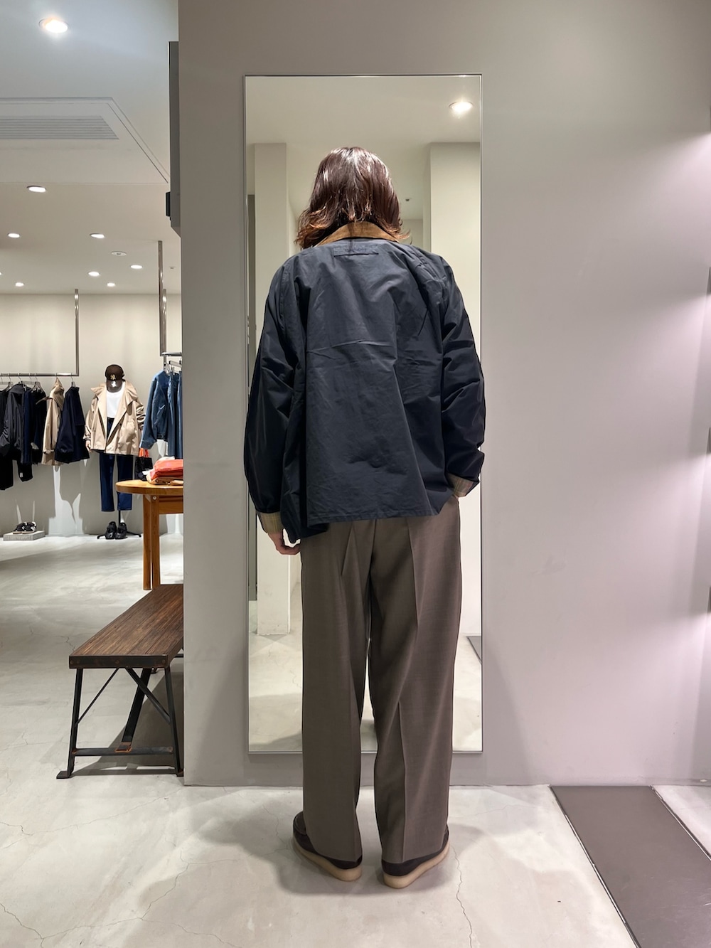 ブルー系のその他アウターを着用したメンズの冬コーディネートの3枚目の写真