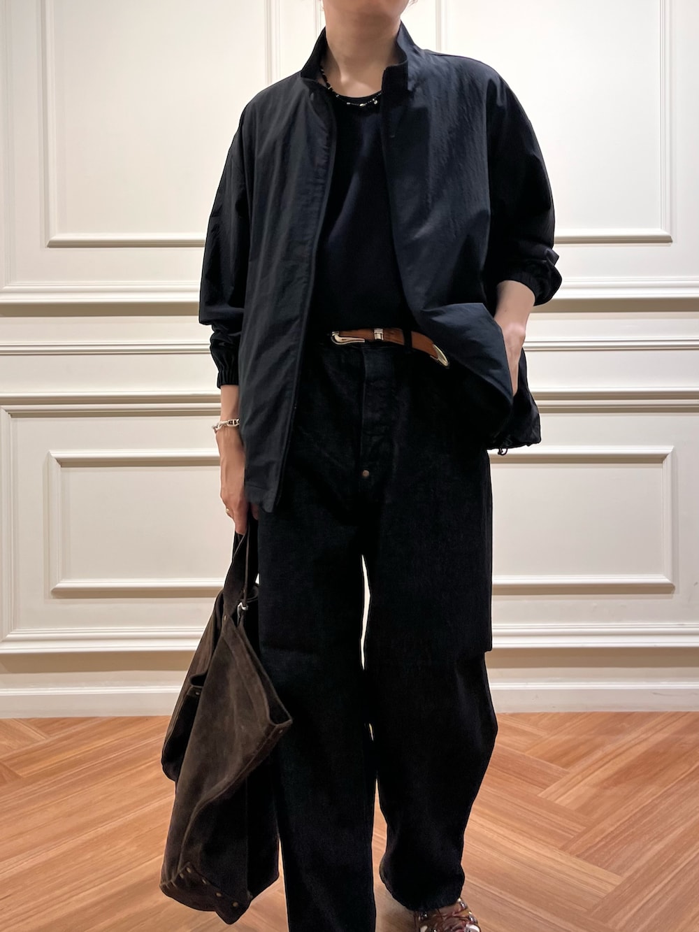 「秋服準備はじめました、デニム、小物で作る初秋コーデ、シンプルスタイル、ootd、おしゃれさんと繋がりたい、休日スタイル、salomon、newarrival、ここでしか手に入らない別注アイテム、オリジナルアイテム、URBAN RESEARCH、やや暑い(25度前後)、私の推しブランド、デニムパンツ」｜「URBAN RESEARCHのNYLON DRY STRETCH JACKET（ナイロンジャケット、ブラック系）」を使った、tkoさん（メンズ・174cm）の夏コーディネートの6枚目の写真