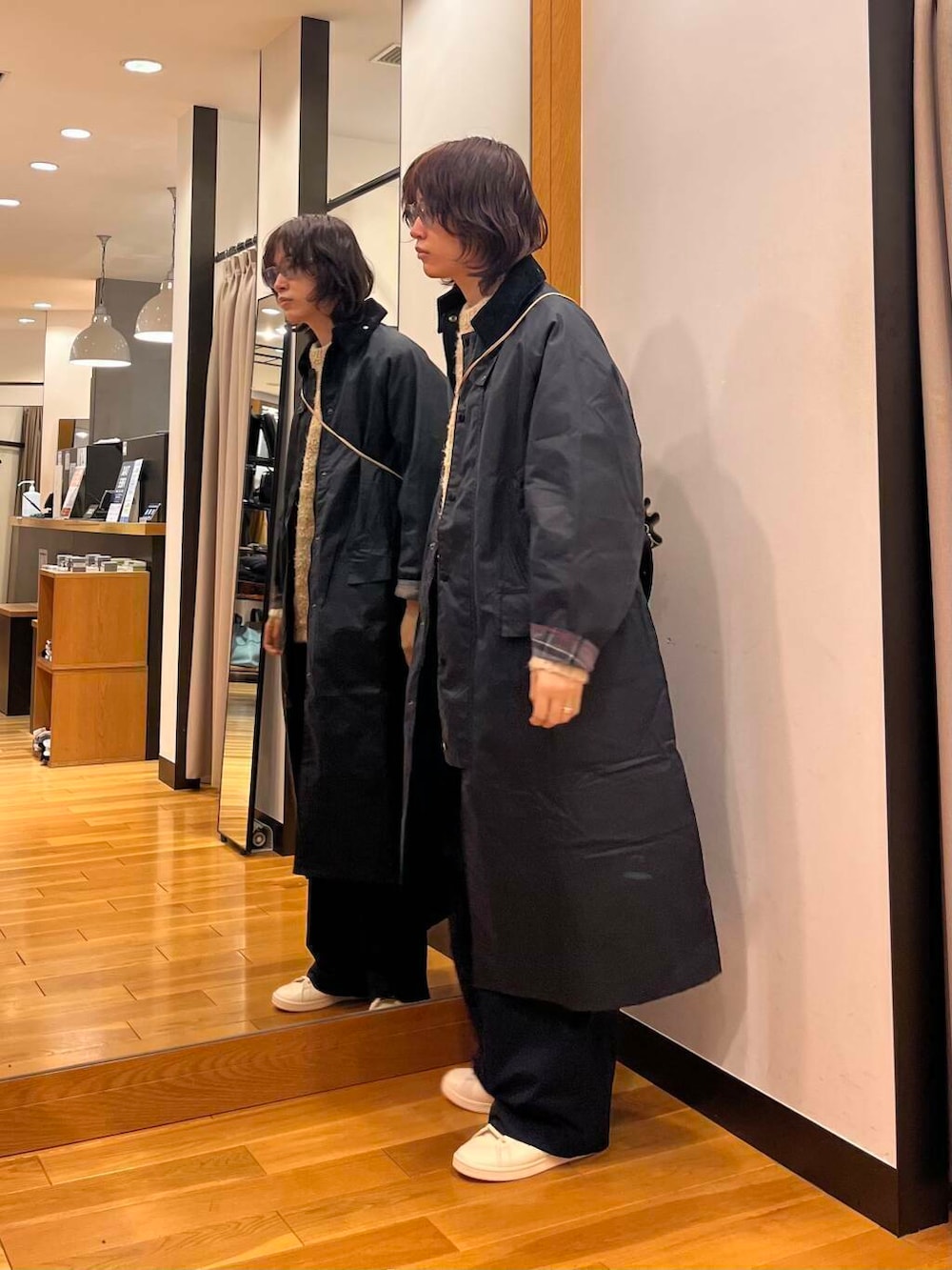 ブルー系のその他パンツ、ベージュ系のニット/セーター、ホワイト系のスニーカーを着用したメンズの冬コーディネートの2枚目の写真