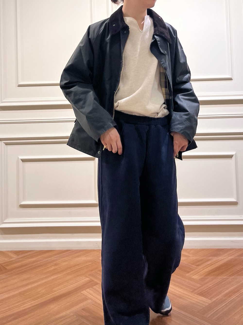 グリーン系のその他アウター、ブルー系のスウェットパンツ、ブルー系のスニーカーを着用したメンズの秋コーディネートの5枚目の写真