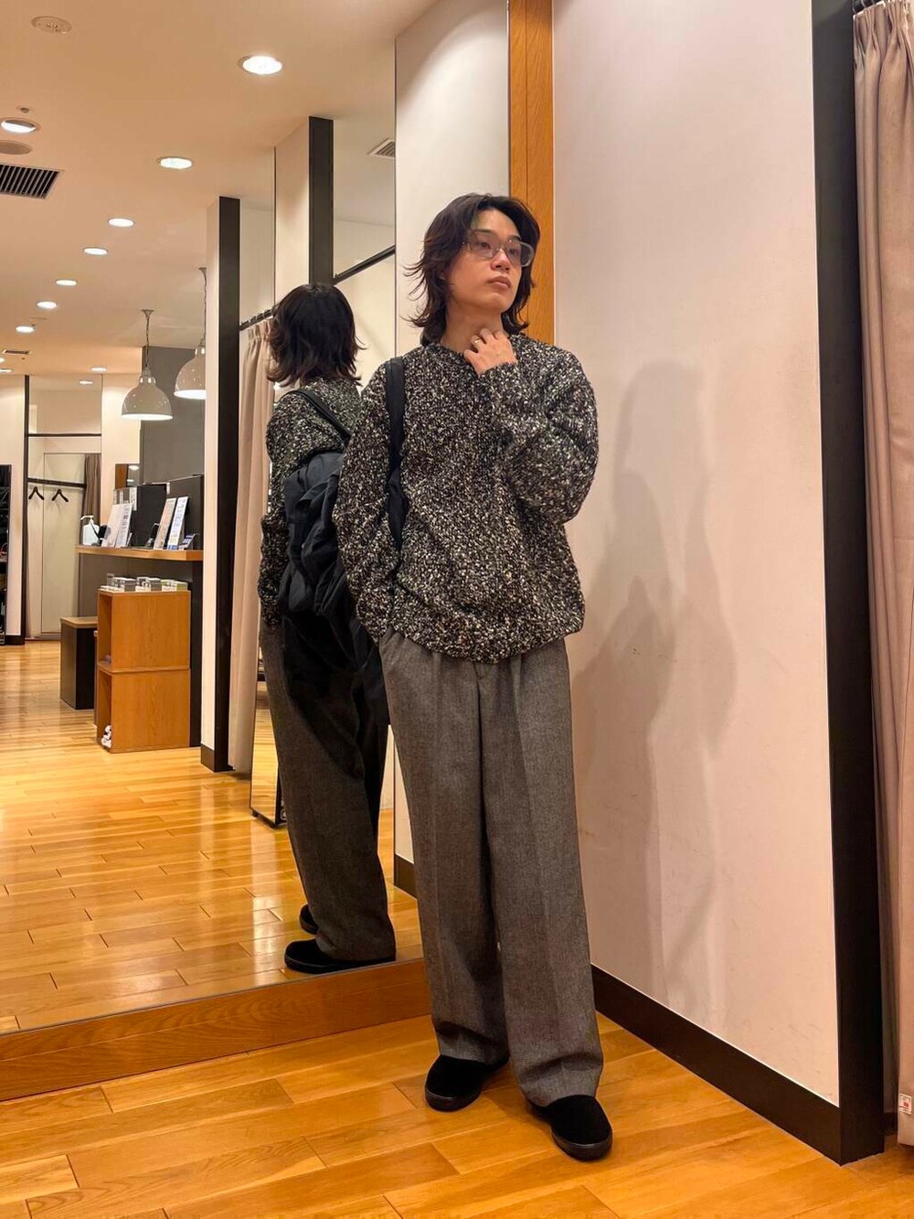 グレー系のナイロンジャケット、ブラック系のニット/セーター、ブラック系のブーツを着用したメンズの秋コーディネートの8枚目の写真