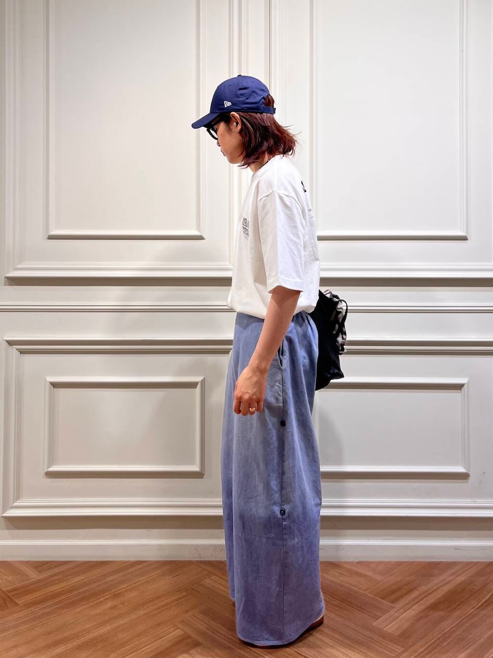 「カジュアル、モノトーン、ワントーン、柄シャツ、shirts、3WAY、URTECH、柄物、カジュアルスタイル、print、古着mix、tote、back、t-shirts、medium」｜「URBAN RESEARCHのAVALONFES BACK PRINT T-SHIRTS（Tシャツ/カットソー、ホワイト系）」を使った、tkoさん（メンズ・174cm）の夏コーディネートの3枚目の写真
