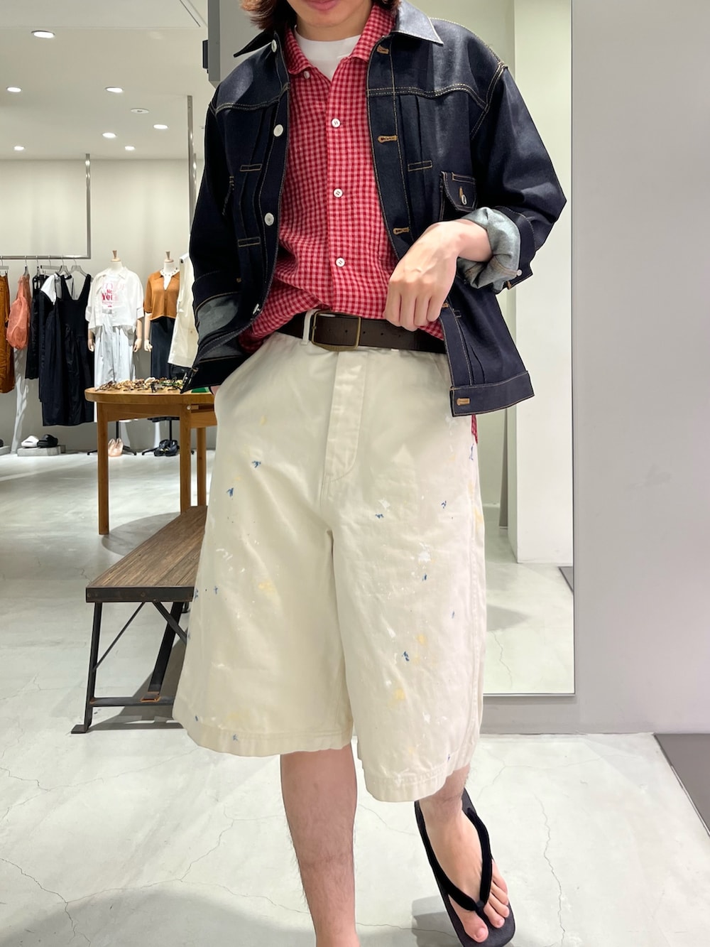 ブラック系のその他シューズ、ホワイト系のその他パンツ、ブルー系のデニムジャケットを着用したメンズの春コーディネートの4枚目の写真
