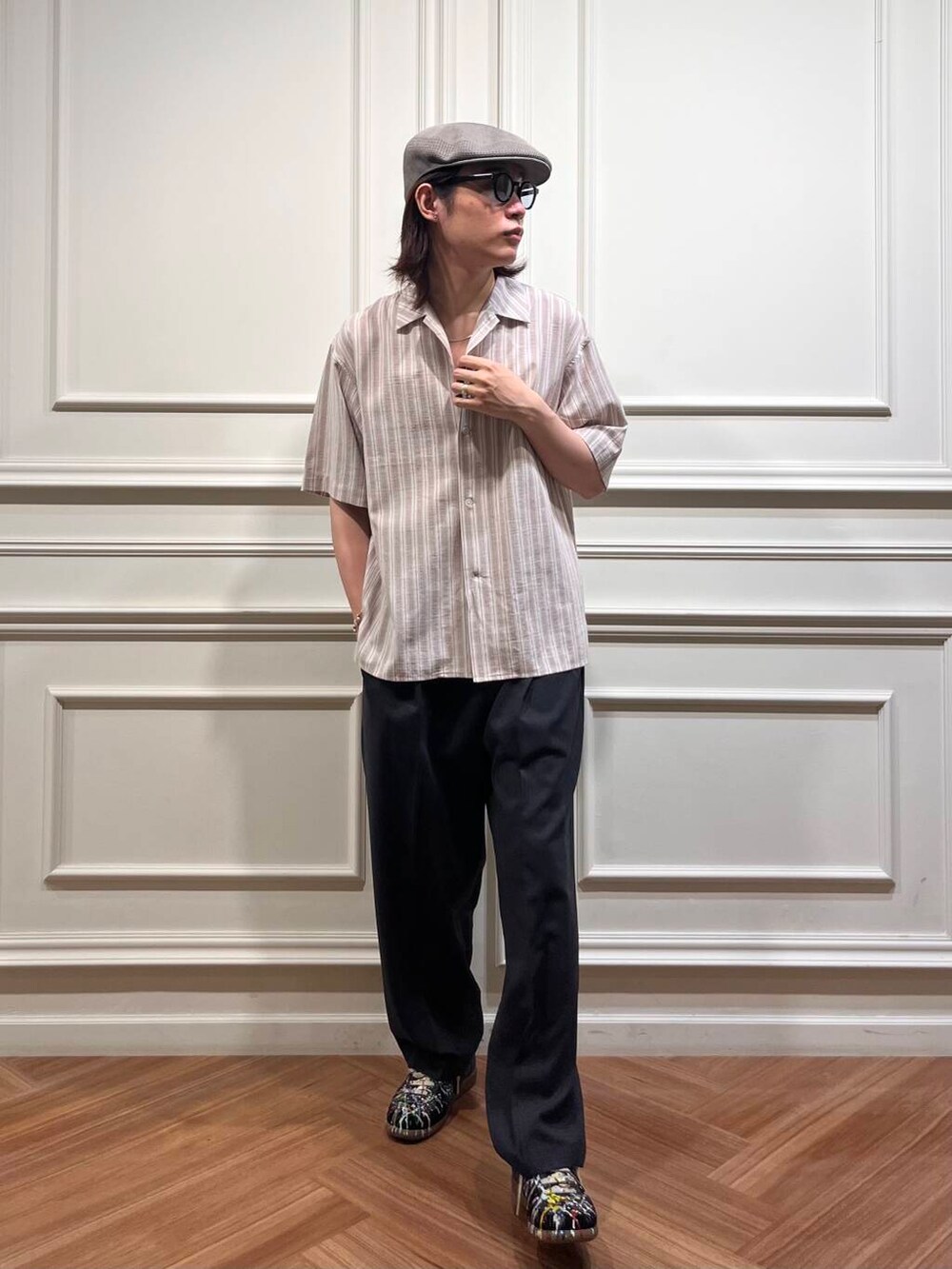 グレー系のその他パンツ、ブラウン系のシャツ/ブラウス、シルバー系のブレスレットを着用したメンズの夏コーディネートの5枚目の写真