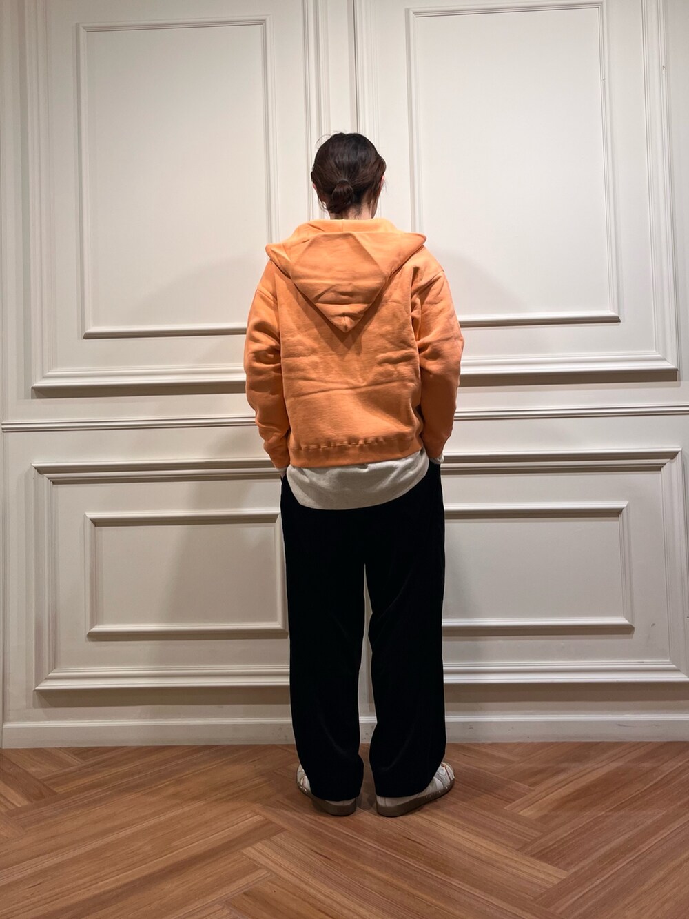 ホワイト系のTシャツ/カットソー、オレンジ系のパーカー、イエロー系のメガネを着用したメンズの秋コーディネートの3枚目の写真