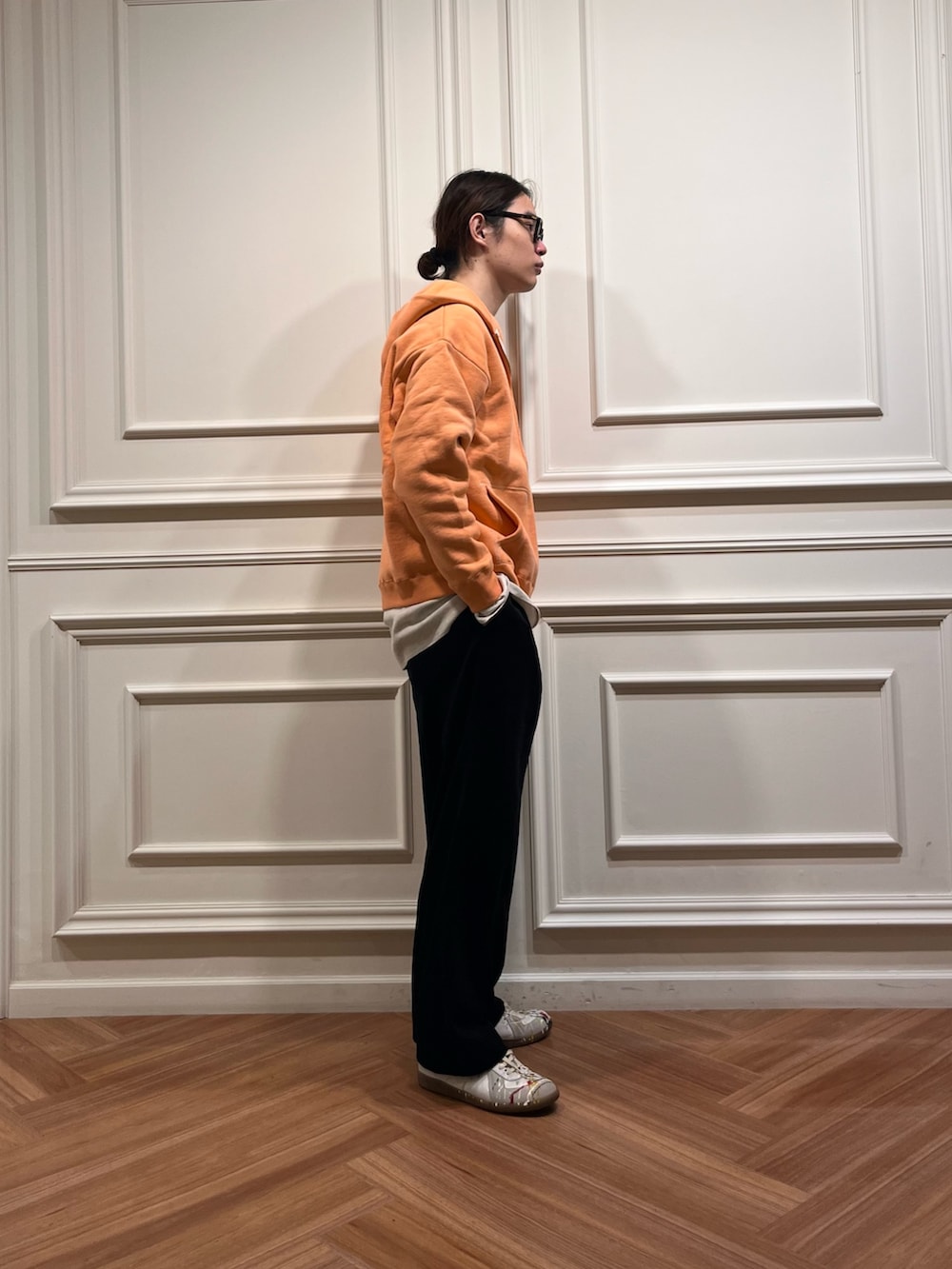 ホワイト系のTシャツ/カットソー、オレンジ系のパーカー、イエロー系のメガネを着用したメンズの秋コーディネートの4枚目の写真