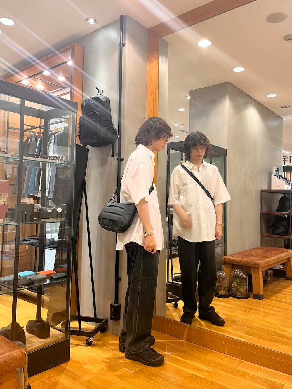 ホワイト系のシャツ/ブラウス、ブラック系のスニーカー、ブラック系のデニムパンツを着用したメンズの夏コーディネートの2枚目の写真