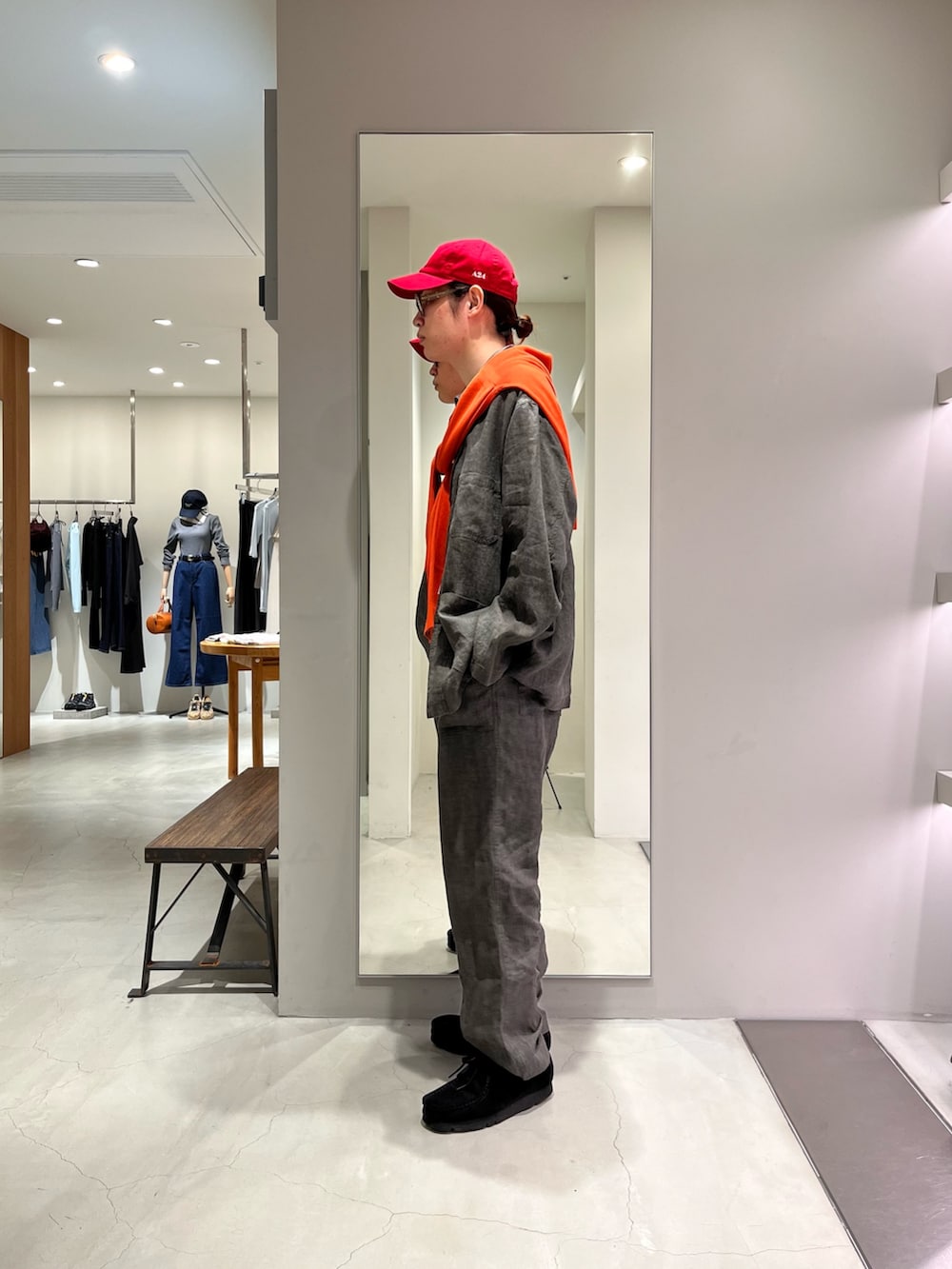 ブラック系のその他パンツ、ブラック系のテーラードジャケット、グレー系のニット/セーターを着用したメンズの春コーディネートの2枚目の写真