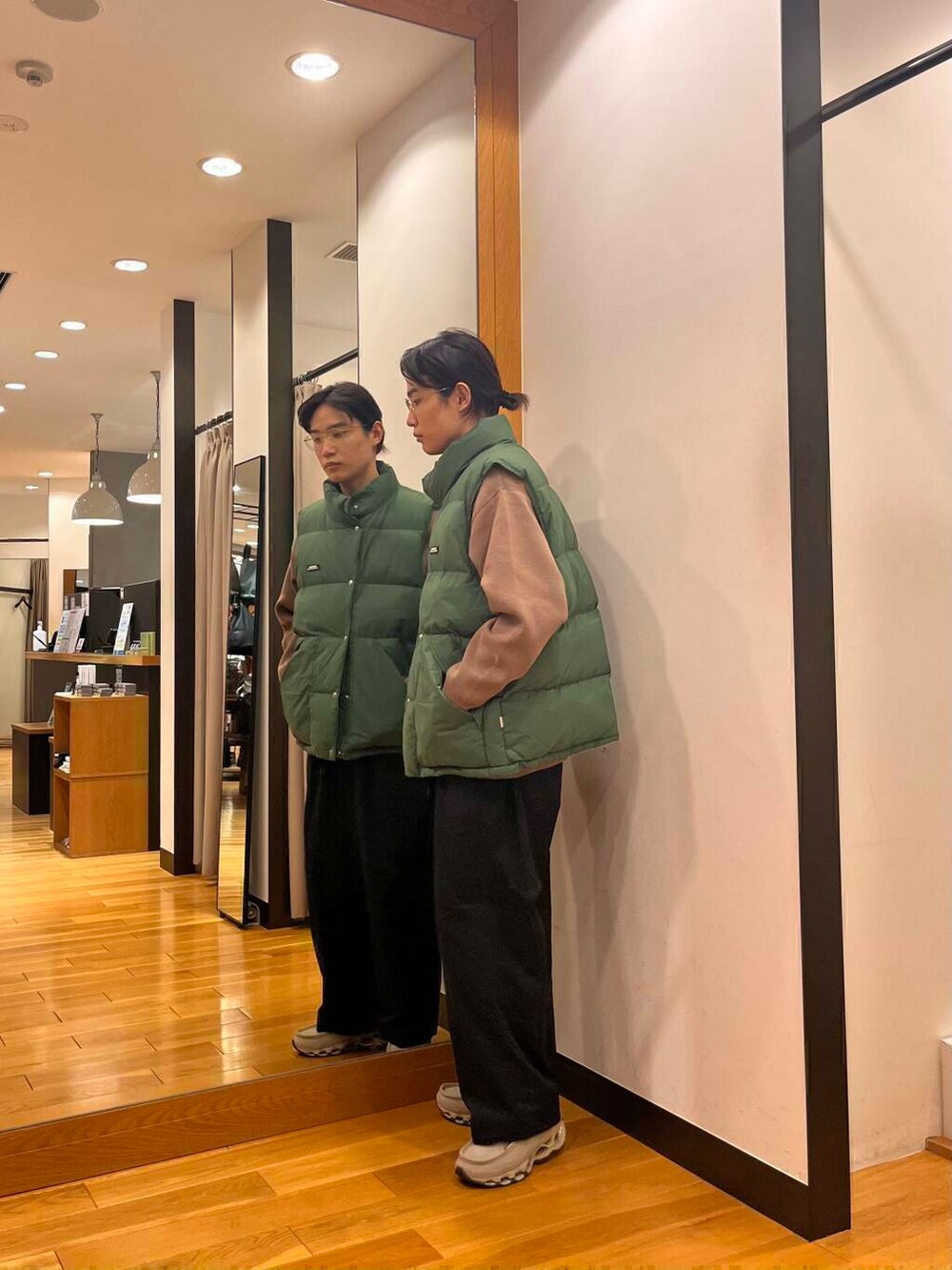 ブラック系のTシャツ/カットソー、ベージュ系のカーディガン/ボレロ、ブルー系のその他パンツを着用したメンズの秋コーディネートの3枚目の写真