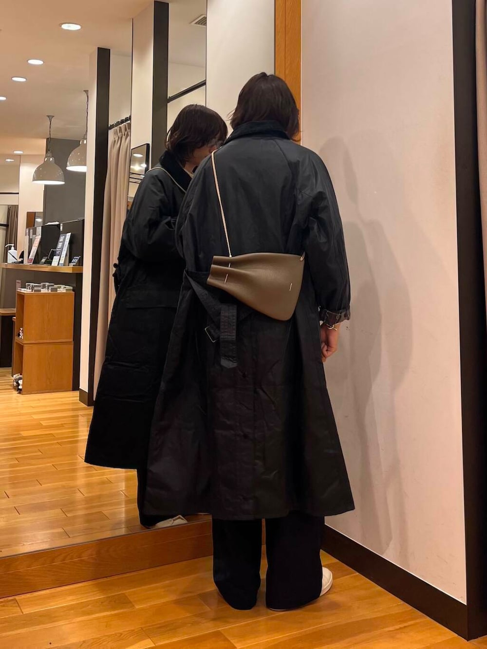 ブルー系のその他パンツ、ベージュ系のニット/セーター、ホワイト系のスニーカーを着用したメンズの冬コーディネートの3枚目の写真