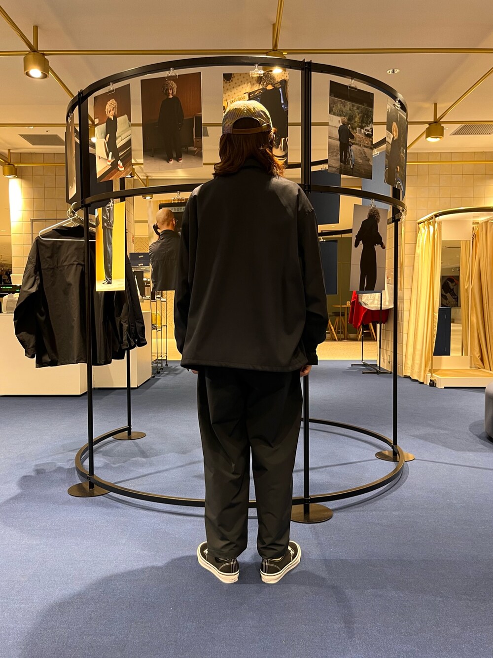 ブルー系のその他アウター、ブラック系のスニーカー、ブルー系のその他パンツを着用したメンズの冬コーディネートの4枚目の写真