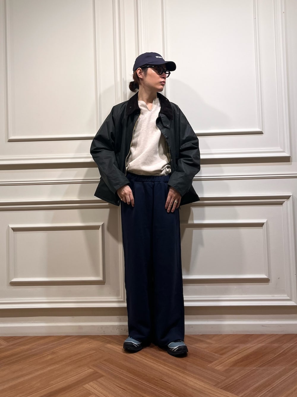 グリーン系のその他アウター、ブルー系のスウェットパンツ、ブルー系のスニーカーを着用したメンズの秋コーディネートの2枚目の写真