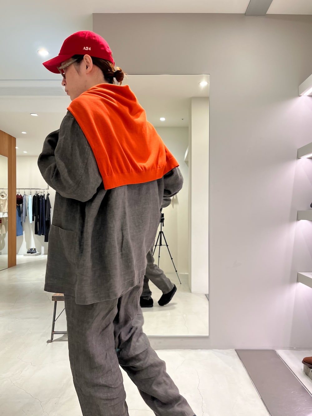 ブラック系のその他パンツ、ブラック系のテーラードジャケット、グレー系のニット/セーターを着用したメンズの春コーディネートの4枚目の写真