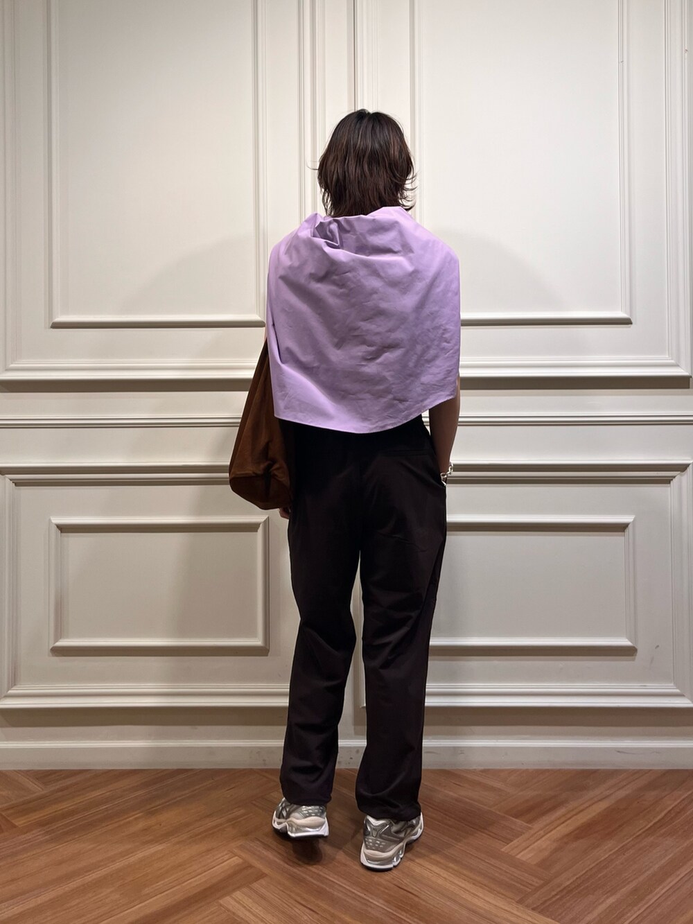 パープル系のシャツ/ブラウス、レッド系のその他パンツ、ホワイト系のタンクトップを着用したメンズの夏コーディネートの3枚目の写真