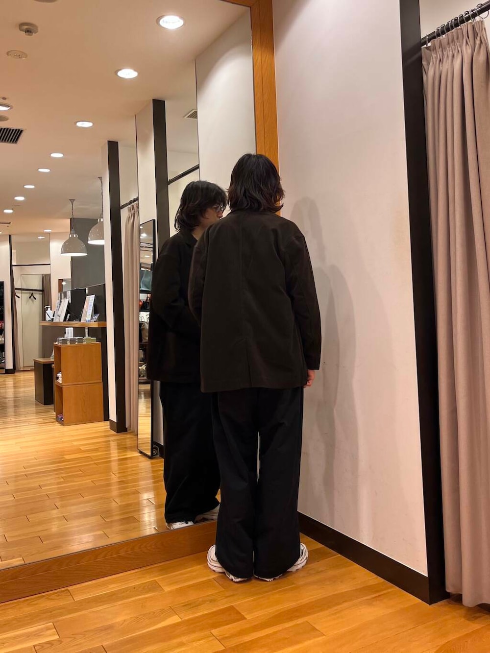 ホワイト系のスニーカー、ブラウン系のセットアップ、ブラック系のその他パンツを着用したメンズの秋コーディネートの3枚目の写真