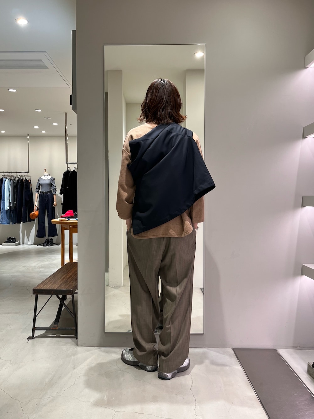 ベージュ系のTシャツ/カットソー、その他のその他パンツ、シルバー系のスニーカーを着用したメンズの春コーディネートの3枚目の写真