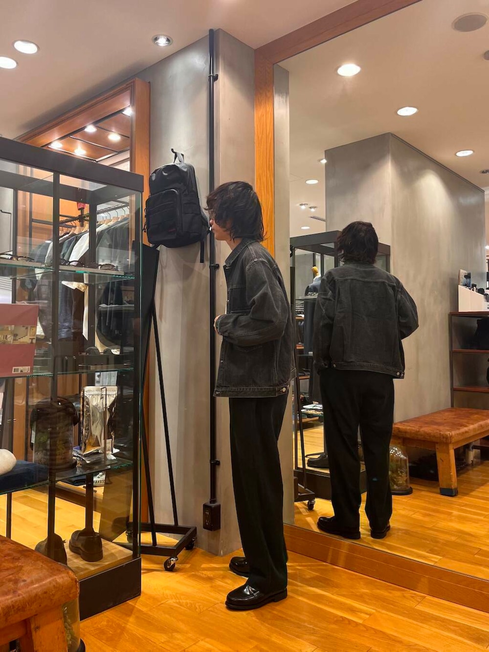 ブラック系のドレスシューズ、ブラック系のデニムジャケット、ブラック系のデニムパンツを着用したメンズの夏コーディネートの4枚目の写真