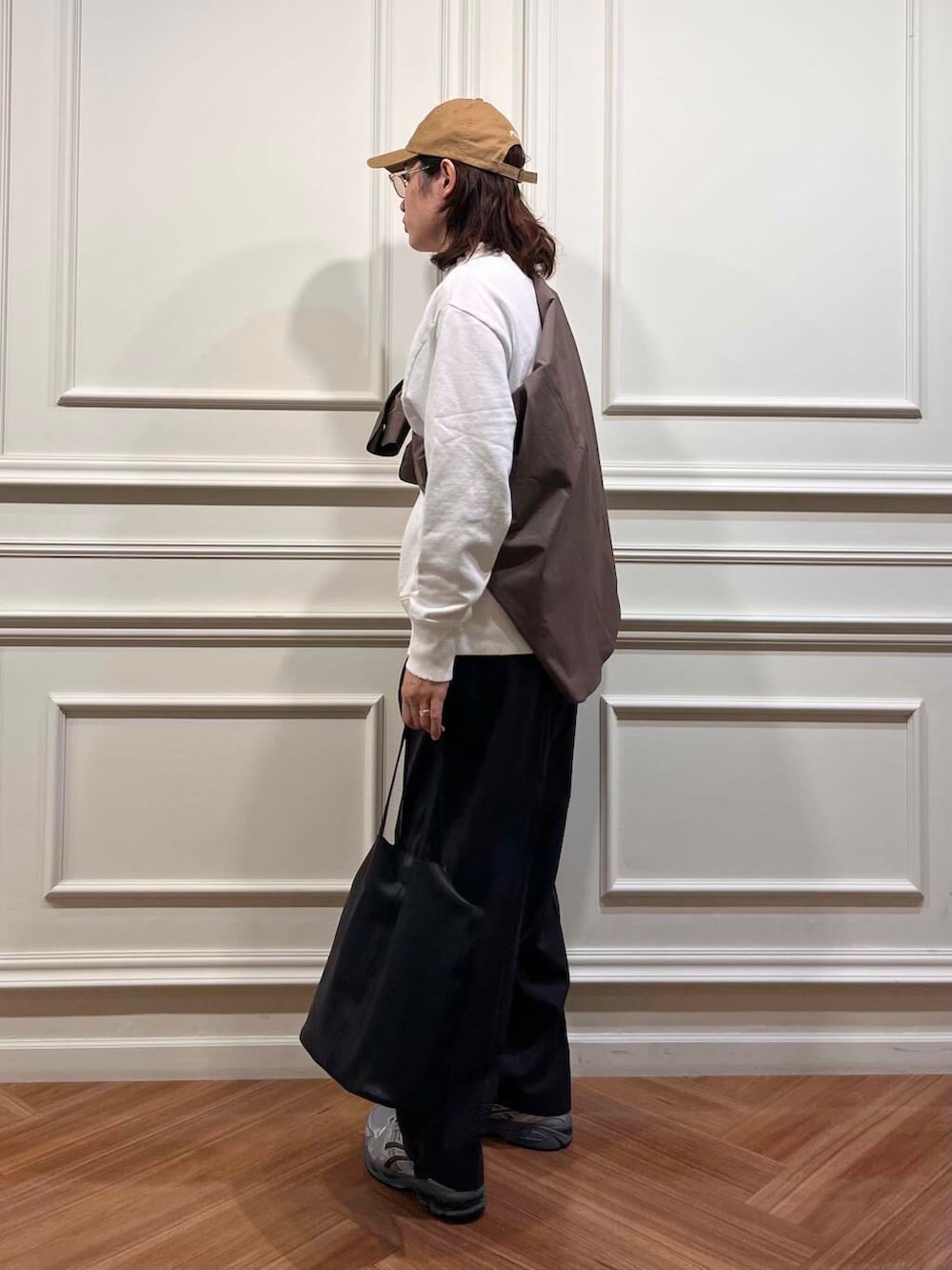 「アーバンリサーチ、別注、スウェット、URBANRESEARCH、レイヤード、テーパード、レイヤードスタイル、パンツ、雨の日コーデ、春、newarrival、休日スタイル、フェスコーデ、shirt、ur」｜「kearnyのkearny　uhuy II（メガネ、イエロー系）」を使った、tkoさん（メンズ・173cm）の春コーディネートの2枚目の写真