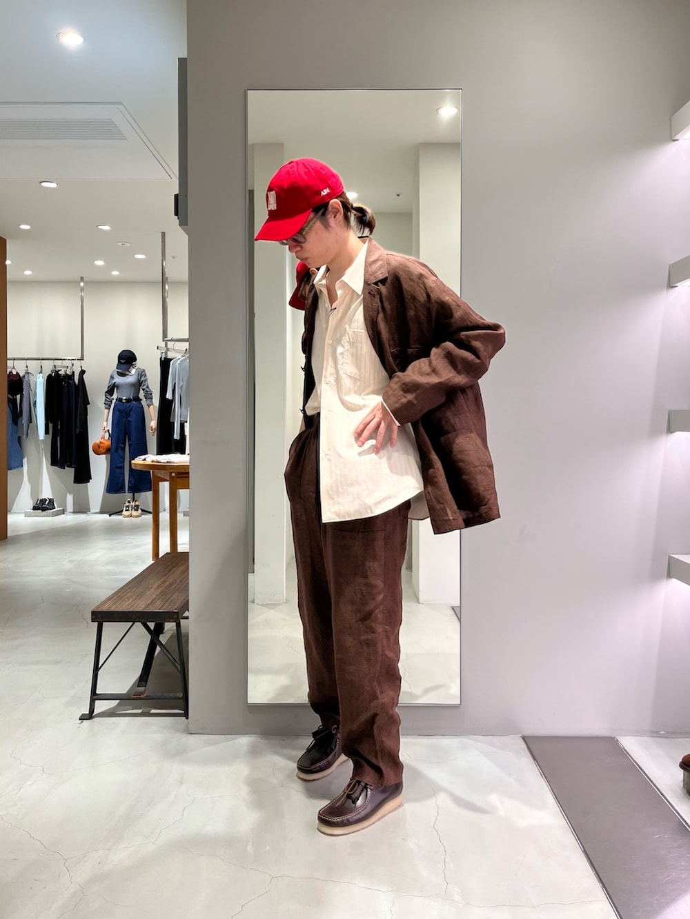 ブラウン系のその他シューズ、ブラウン系のその他パンツ、ホワイト系のシャツ/ブラウスを着用したメンズの春コーディネートの3枚目の写真