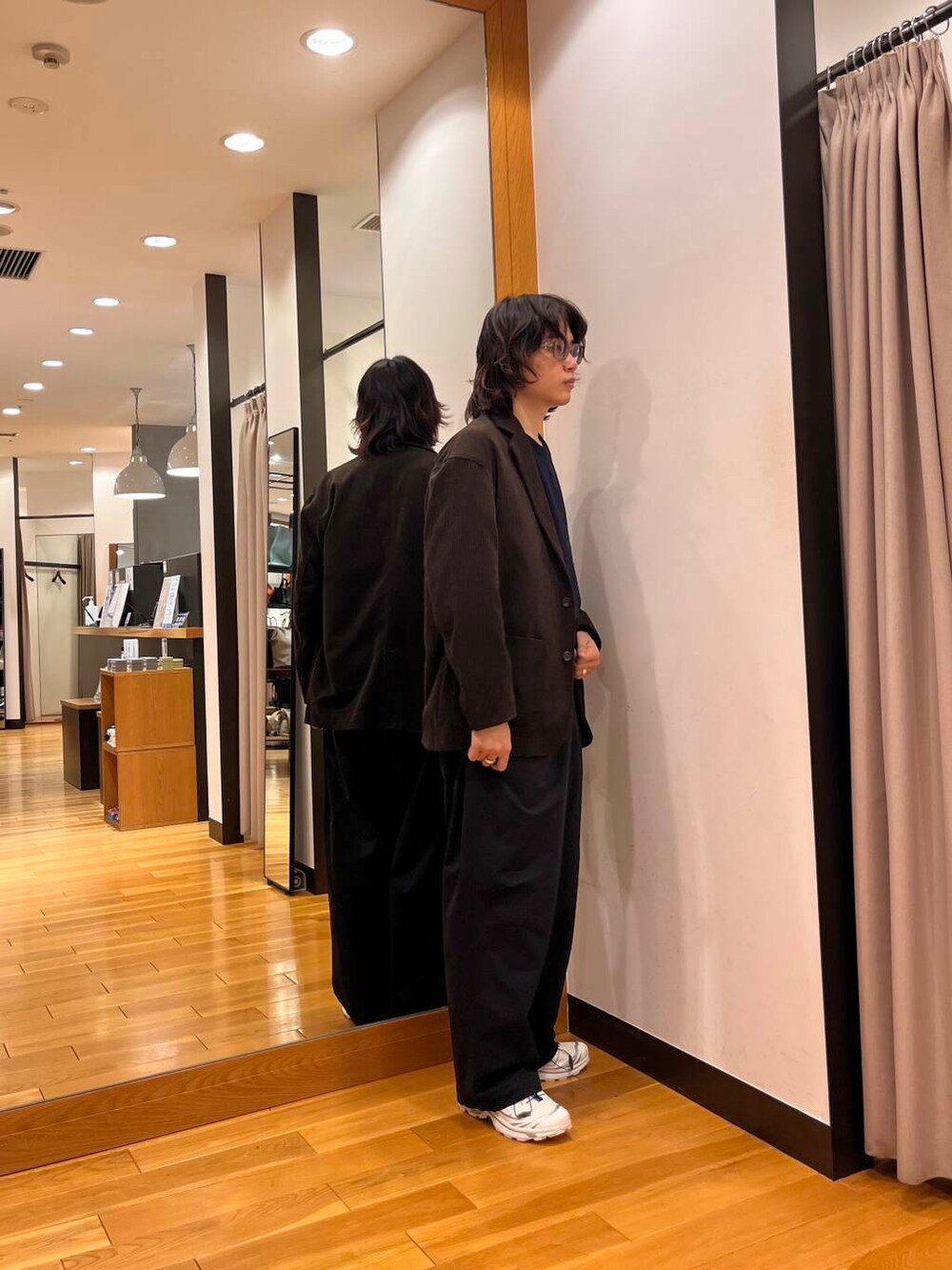 ホワイト系のスニーカー、ブラウン系のセットアップ、ブラック系のその他パンツを着用したメンズの秋コーディネートの2枚目の写真