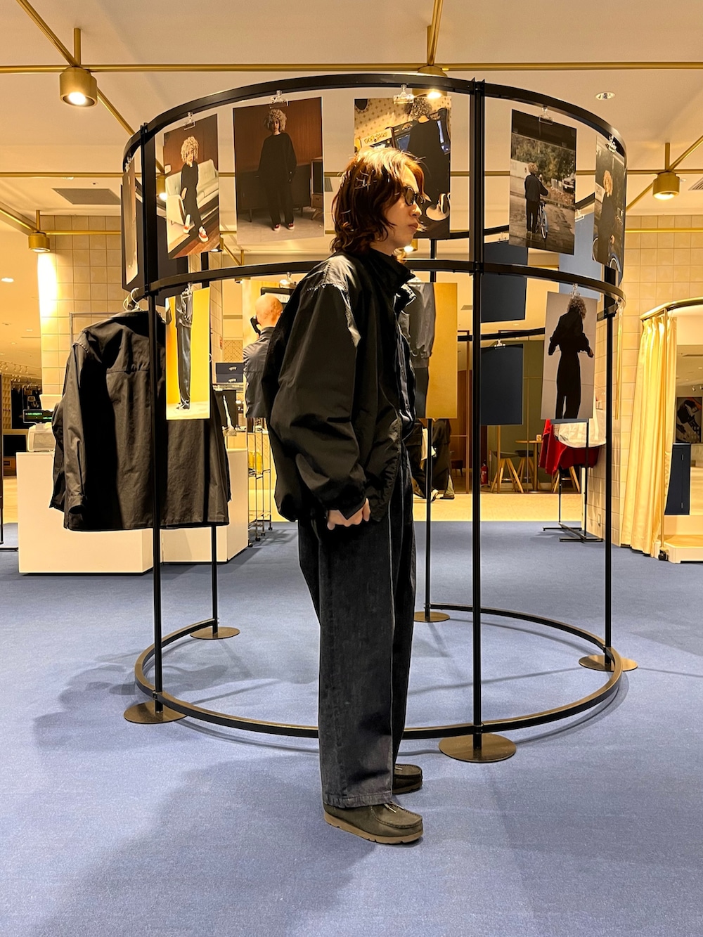 ブルー系のデニムパンツを着用したメンズの冬コーディネートの2枚目の写真