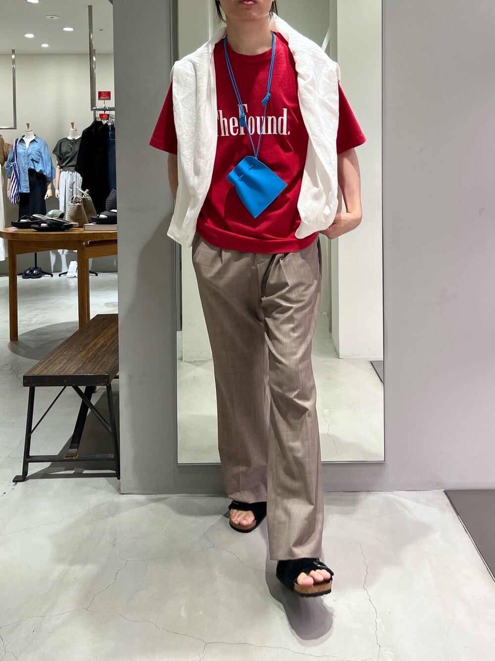 ベージュ系のその他パンツ、レッド系のTシャツ/カットソー、ブラック系のサンダルを着用したメンズの夏コーディネートの5枚目の写真