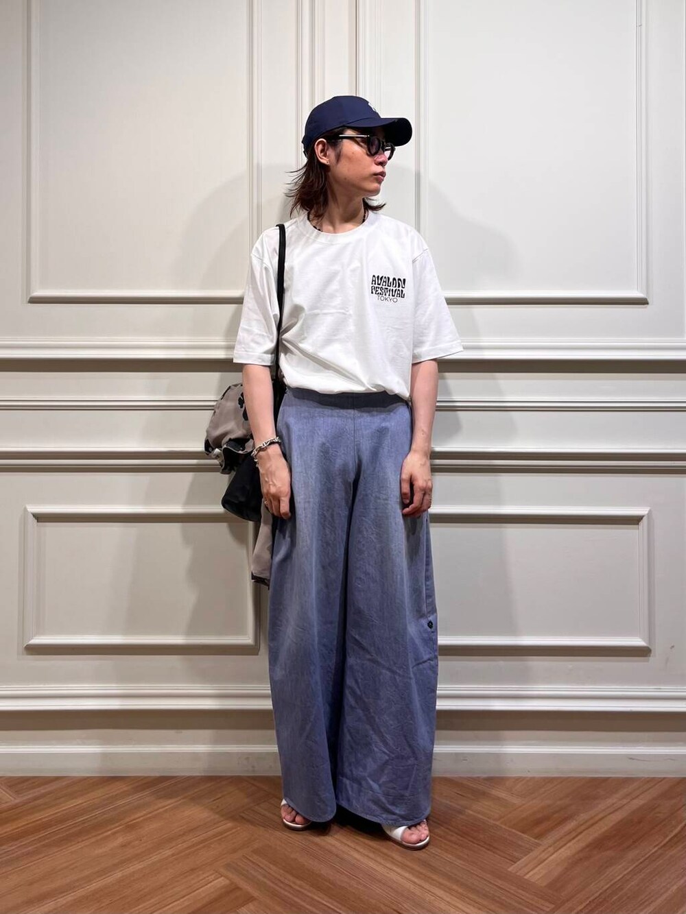 「カジュアル、モノトーン、ワントーン、柄シャツ、shirts、3WAY、URTECH、柄物、カジュアルスタイル、print、古着mix、tote、back、t-shirts、medium」｜「URBAN RESEARCHのAVALONFES BACK PRINT T-SHIRTS（Tシャツ/カットソー、ホワイト系）」を使った、tkoさん（メンズ・174cm）の夏コーディネートの2枚目の写真
