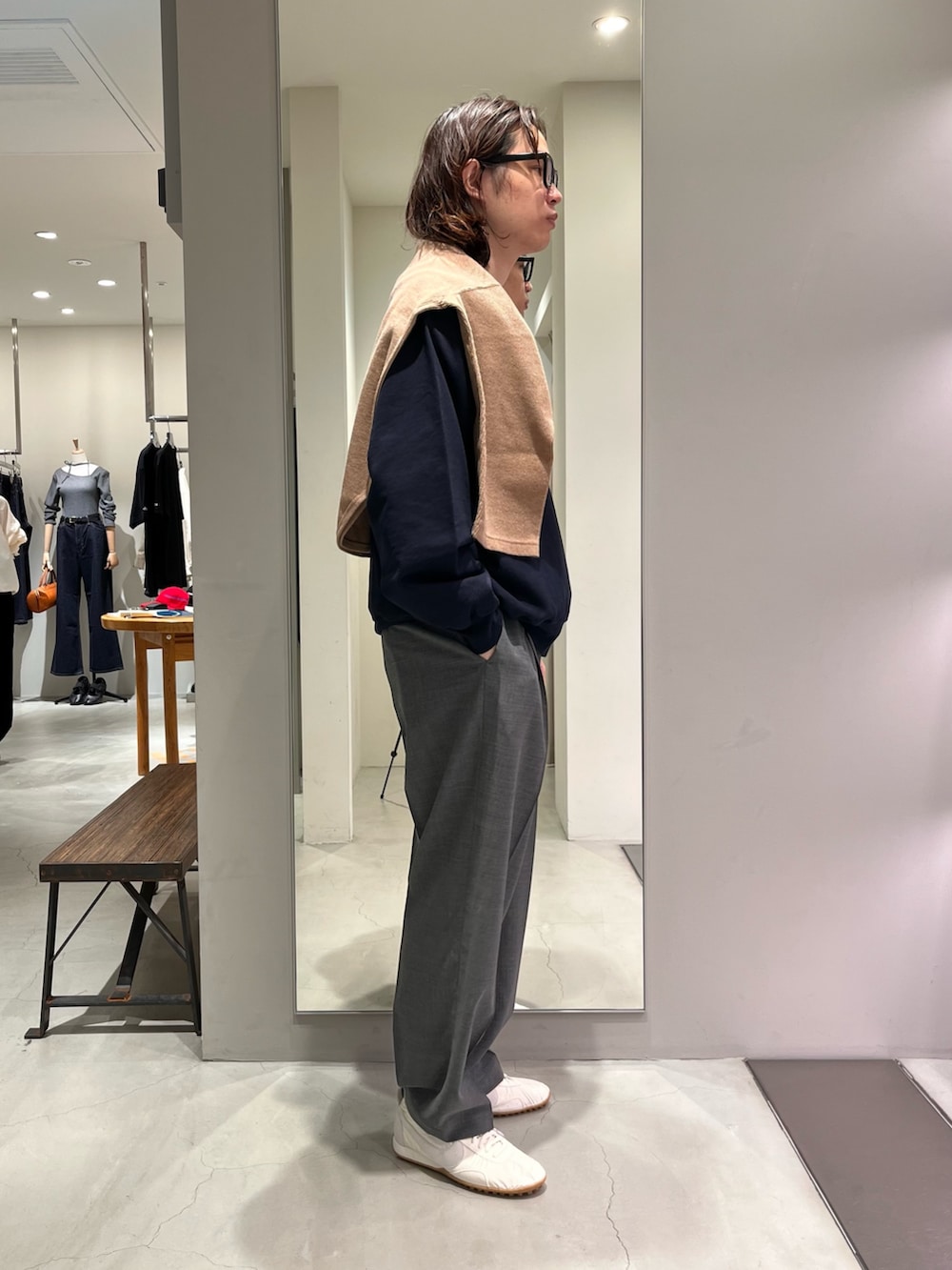 グレー系のその他パンツ、ベージュ系のTシャツ/カットソーを着用したメンズの春コーディネートの3枚目の写真