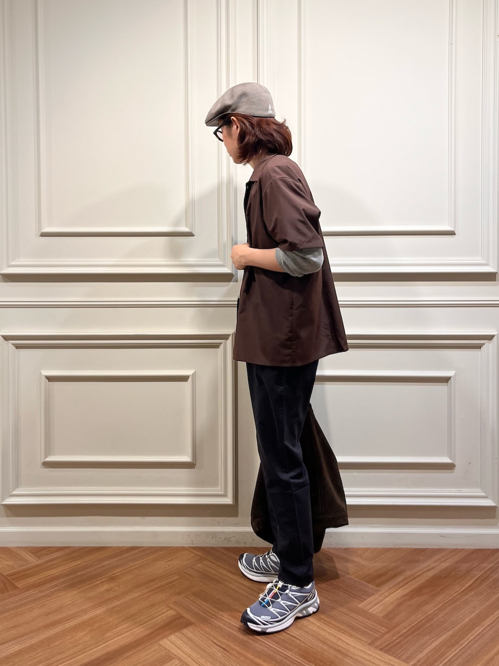 ブラウン系のシャツ/ブラウス、ブラック系のその他パンツ、ブルー系のスニーカーを着用したメンズの夏コーディネートの2枚目の写真