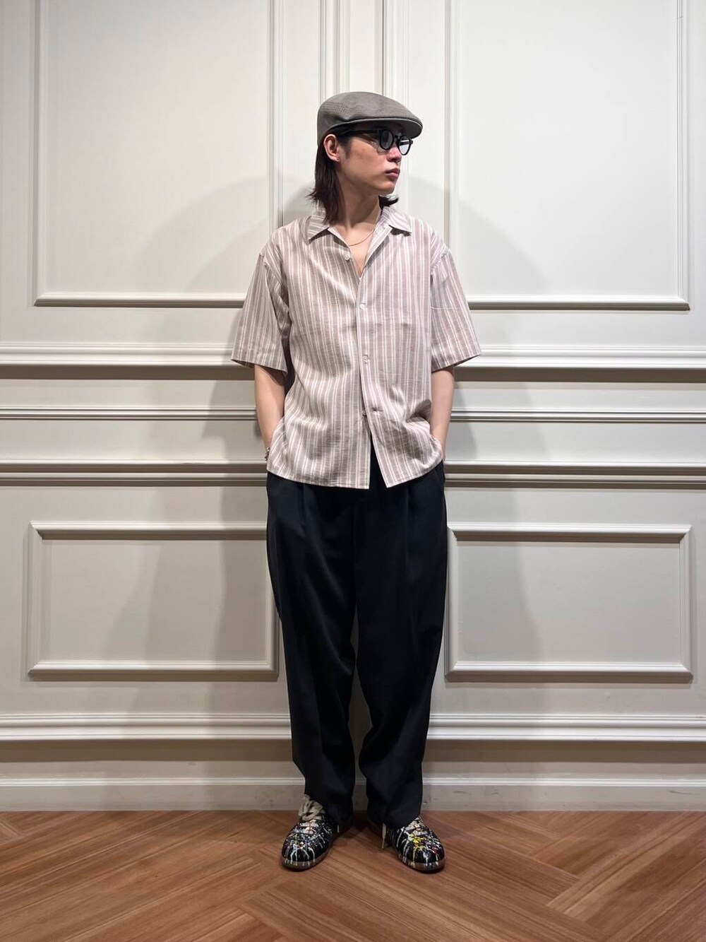 グレー系のその他パンツ、ブラウン系のシャツ/ブラウス、シルバー系のブレスレットを着用したメンズの夏コーディネートの2枚目の写真