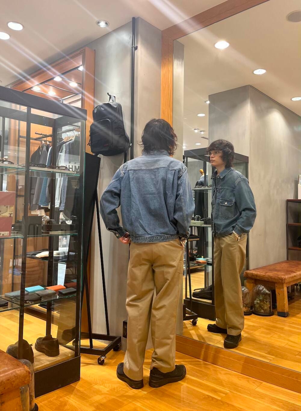 ベージュ系のその他パンツ、ブラック系のスニーカー、ブルー系のデニムジャケットを着用したメンズの夏コーディネートの3枚目の写真