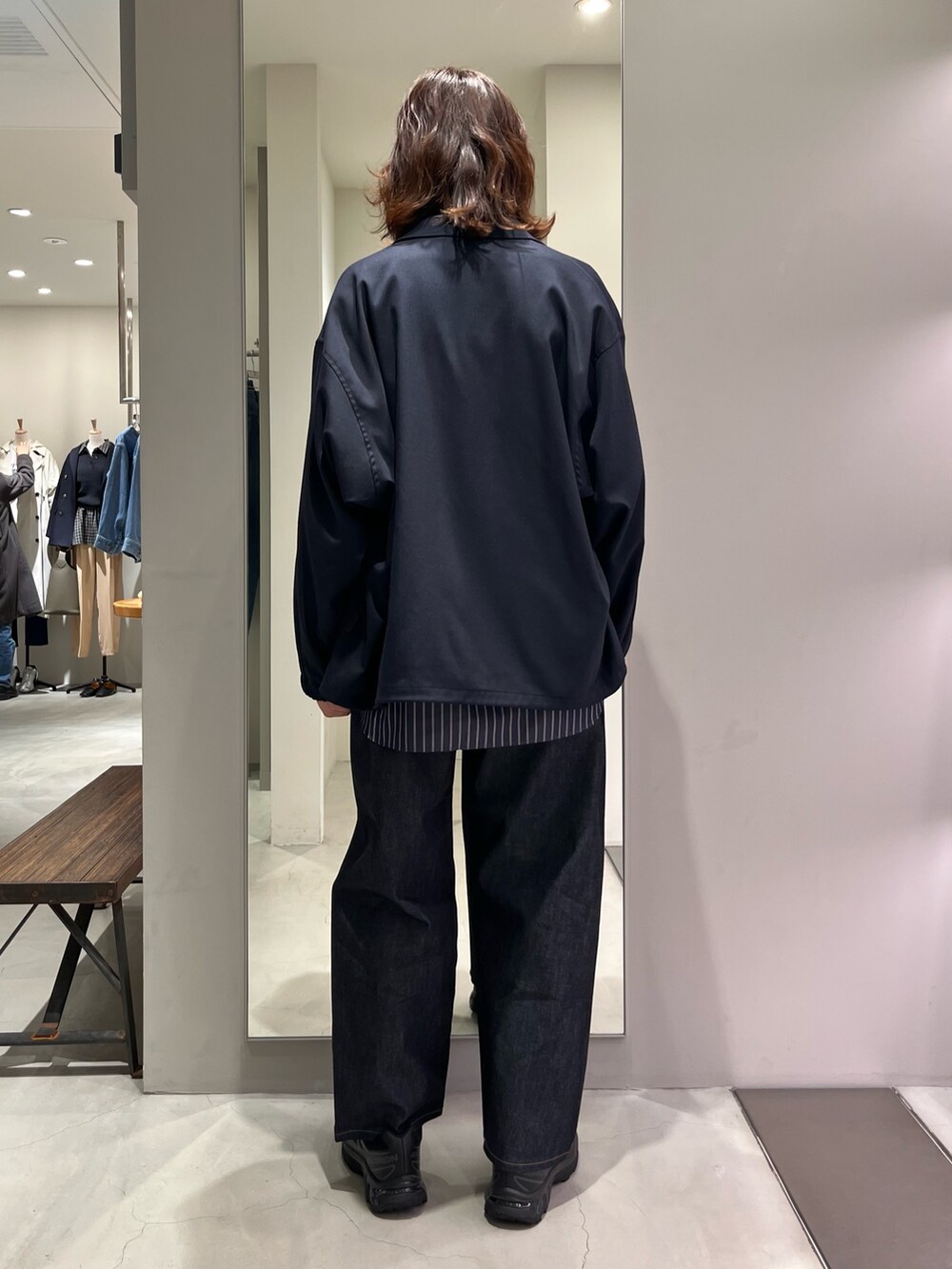 ブルー系のデニムパンツ、ブルー系のシャツ/ブラウス、ブラック系のスニーカーを着用したメンズの春コーディネートの3枚目の写真