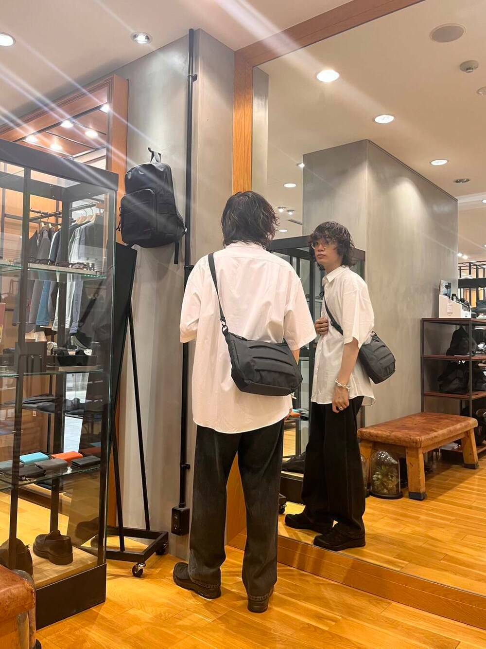 ホワイト系のシャツ/ブラウス、ブラック系のスニーカー、ブラック系のデニムパンツを着用したメンズの夏コーディネートの3枚目の写真