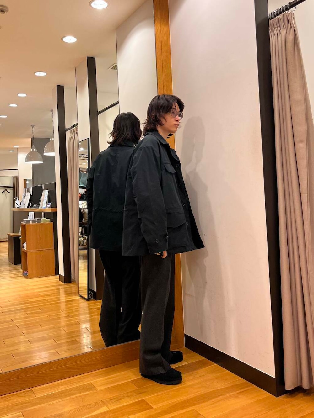 ブラック系のブーツ、ブラック系のその他シューズ、ブラック系のブーツを着用したメンズの秋コーディネートの4枚目の写真