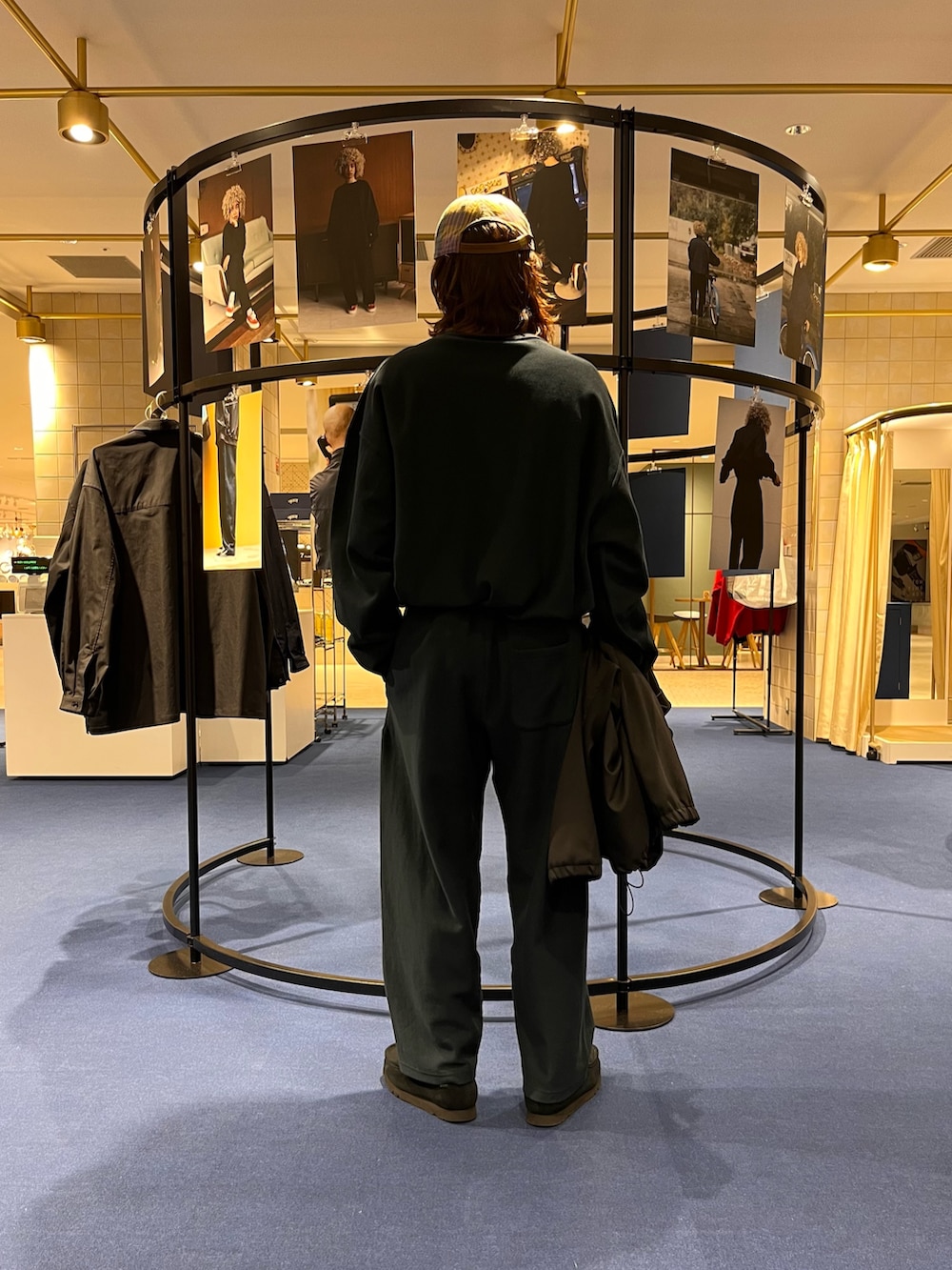 ブルー系のスウェット、ブルー系のその他パンツを着用したメンズの冬コーディネートの3枚目の写真