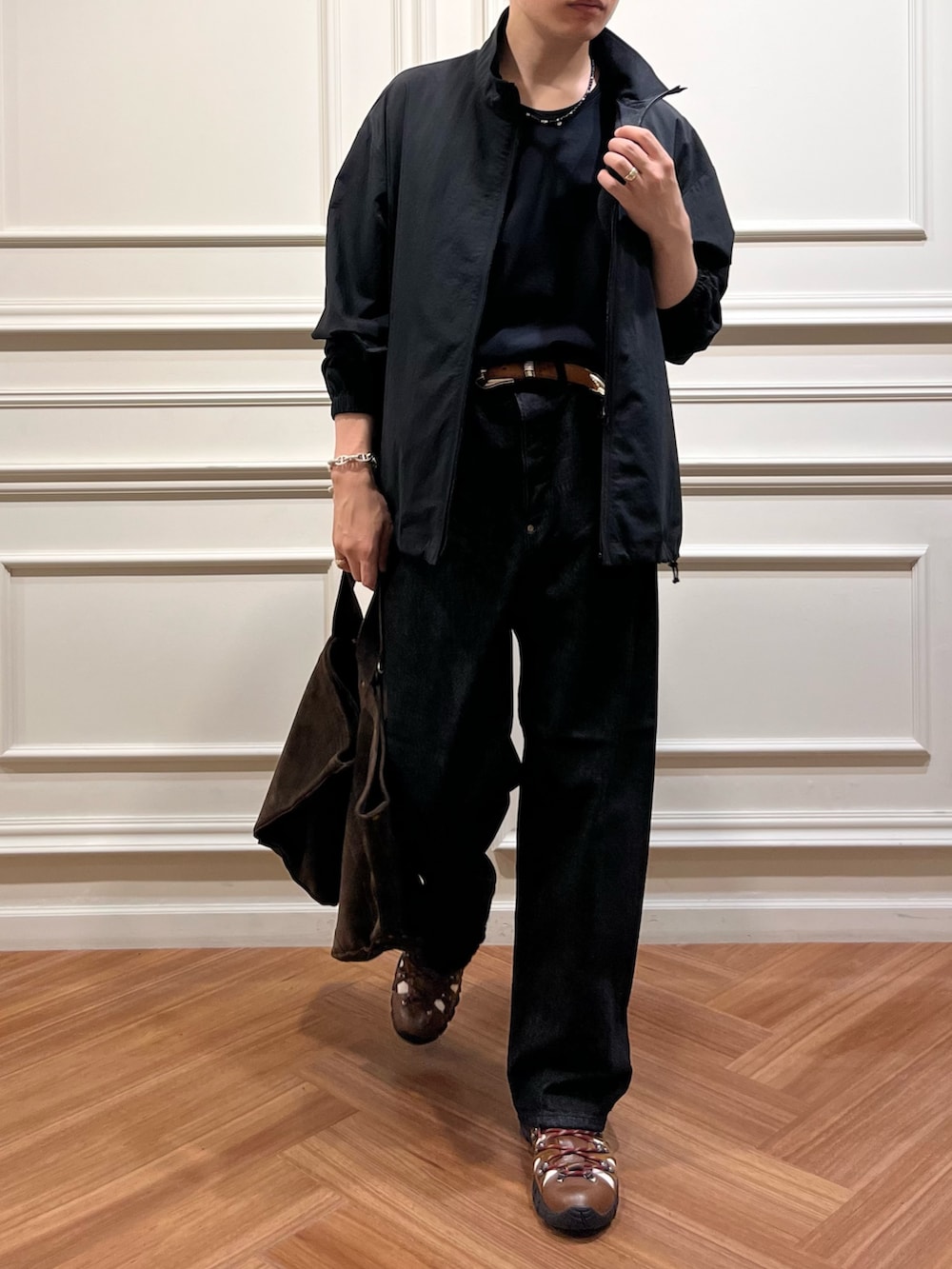 「秋服準備はじめました、デニム、小物で作る初秋コーデ、シンプルスタイル、ootd、おしゃれさんと繋がりたい、休日スタイル、salomon、newarrival、ここでしか手に入らない別注アイテム、オリジナルアイテム、URBAN RESEARCH、やや暑い(25度前後)、私の推しブランド、デニムパンツ」｜「URBAN RESEARCHのNYLON DRY STRETCH JACKET（ナイロンジャケット、ブラック系）」を使った、tkoさん（メンズ・174cm）の夏コーディネートの5枚目の写真