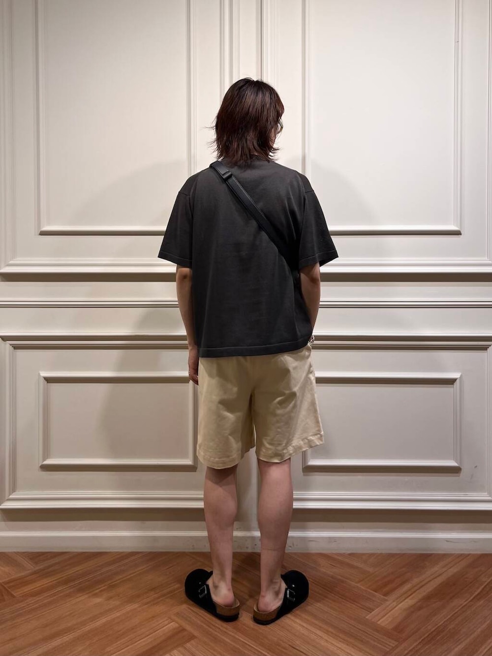 ブラック系のサンダル、グレー系のニット/セーター、ホワイト系のその他パンツを着用したメンズの夏コーディネートの3枚目の写真