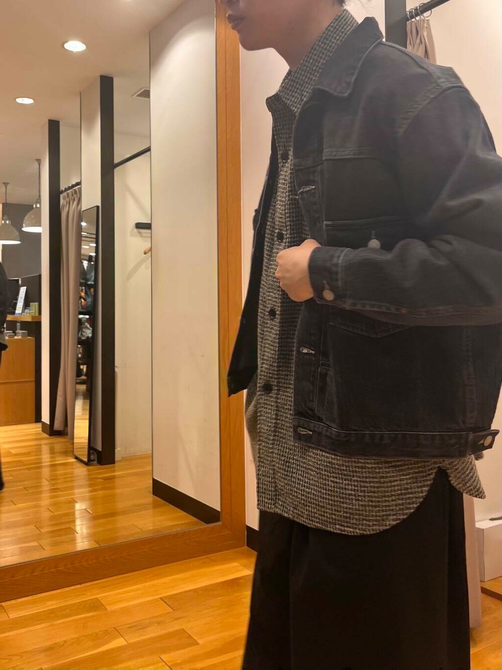 ブラック系のデニムジャケット、ブラック系のシャツ/ブラウス、ブラック系のその他パンツを着用したメンズの秋コーディネートの5枚目の写真